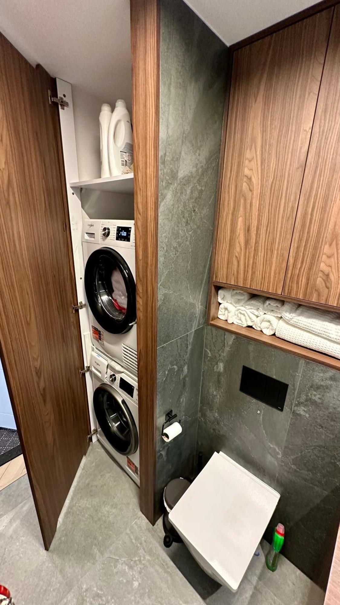 Sunny 2 Bedroom Apartment, Free Parking, High Speed Internet Apartment