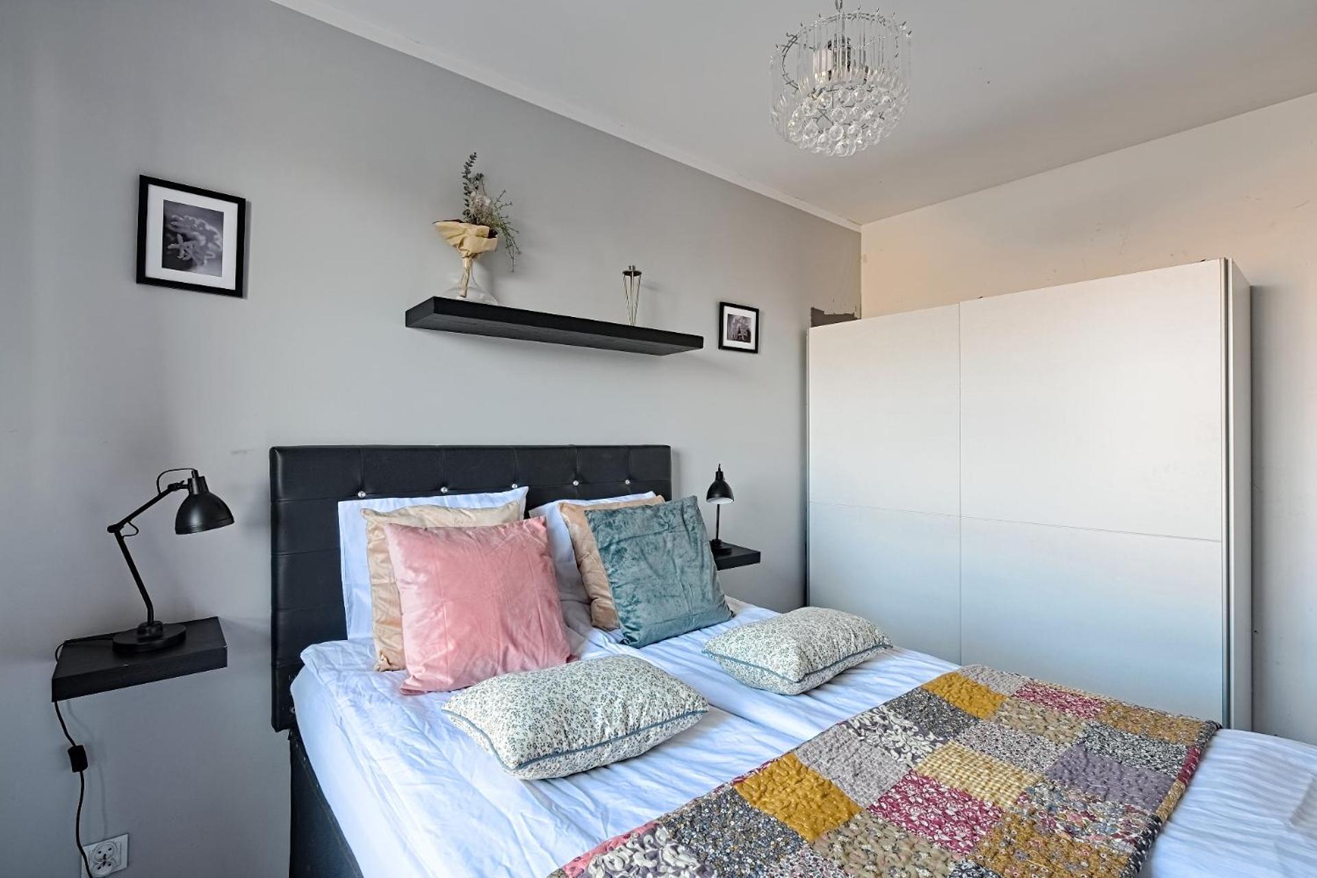 Apartment & Wal25c *