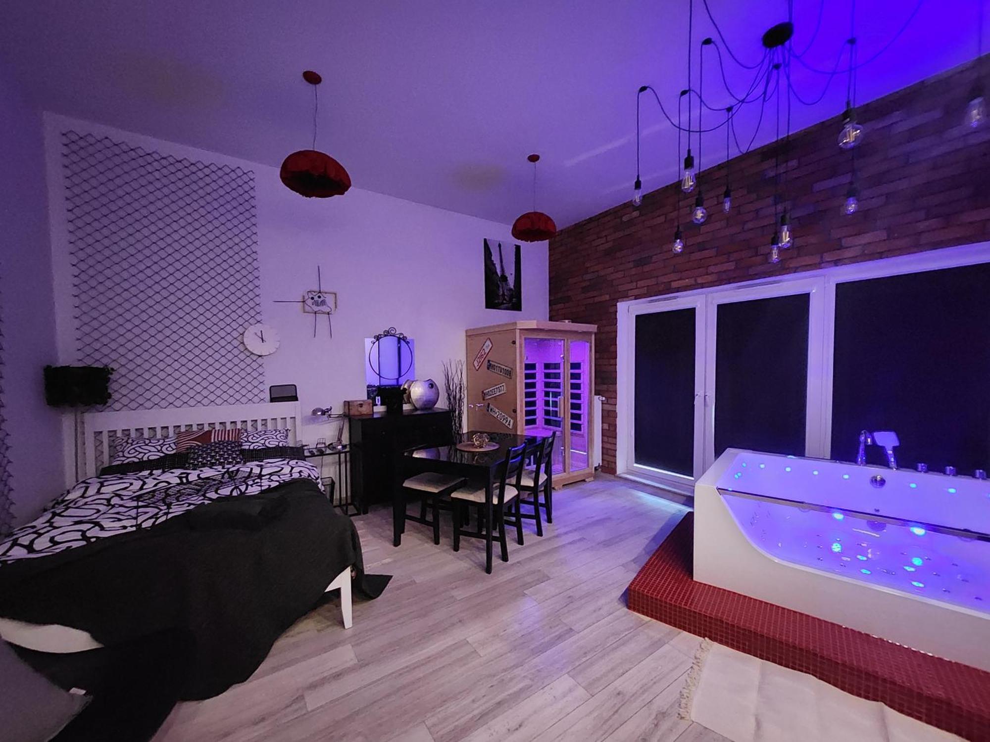 Chmielna Prestige With Luxury Jacuzzi And Sauna! Selected Also Feature A Massage Chair And Himalayan Salt With Color Therapy Salt Forest