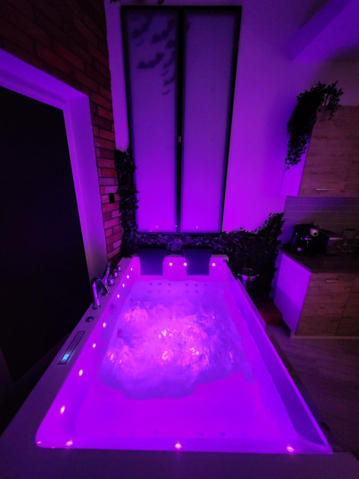Apartment Chmielna Prestige With Luxury Jacuzzi And Sauna! Selected Also Feature A Massage Chair And Himalayan Salt With Color Therapy Salt Forest