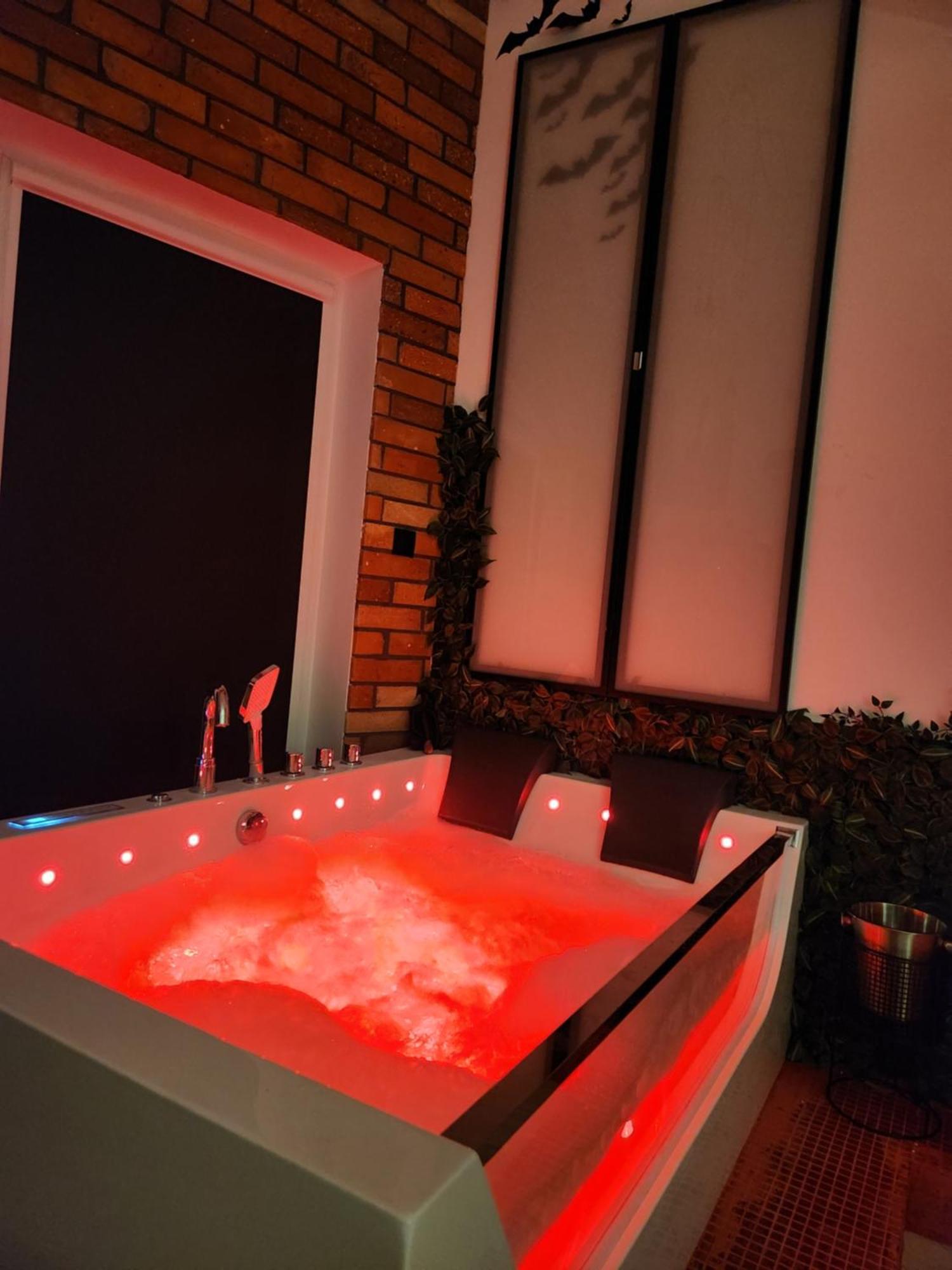 Apartment Chmielna Prestige With Luxury Jacuzzi And Sauna! Selected Also Feature A Massage Chair And Himalayan Salt With Color Therapy Salt Forest *