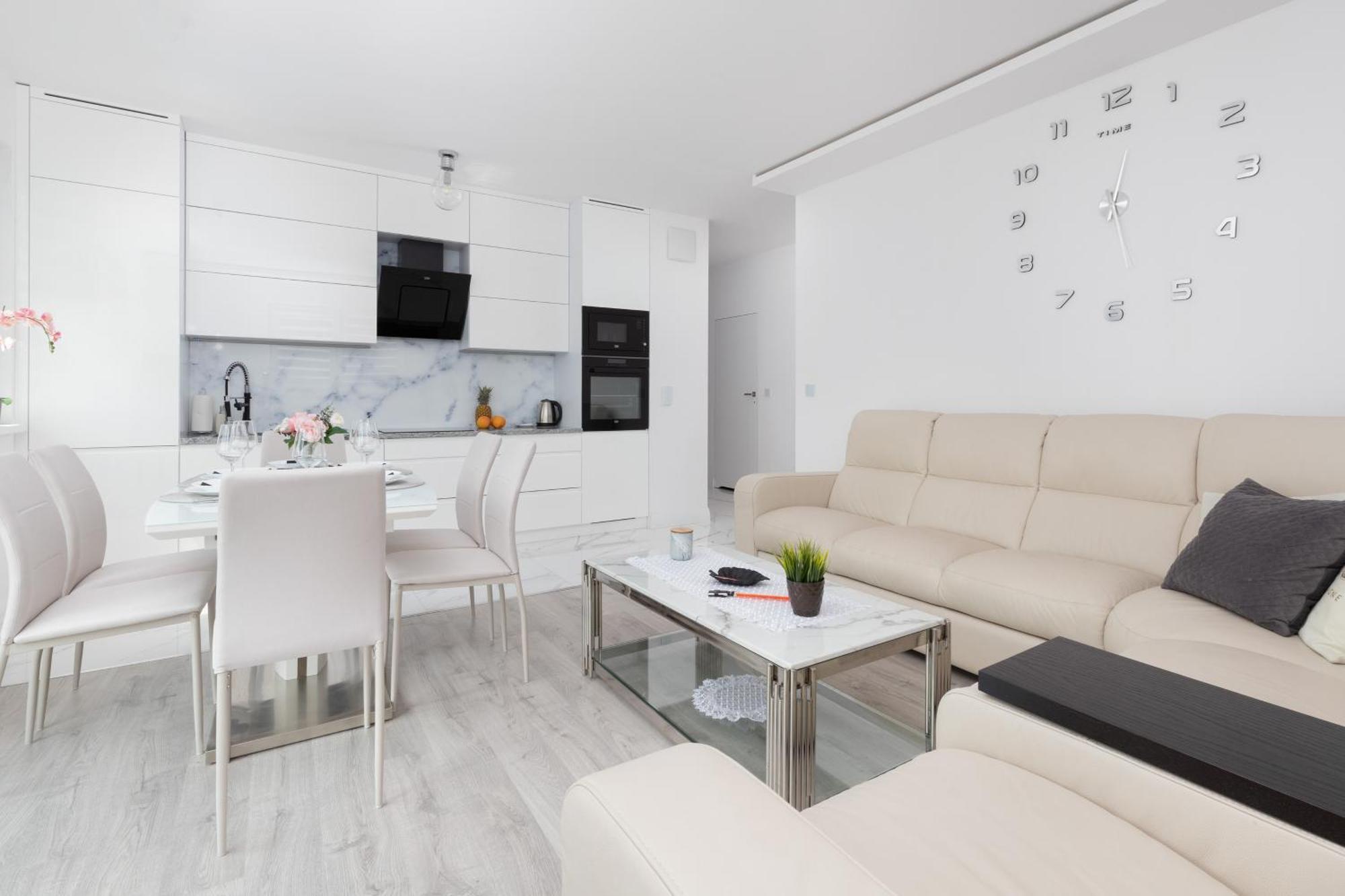 Spacious & Bright Family In By Renters Apartment