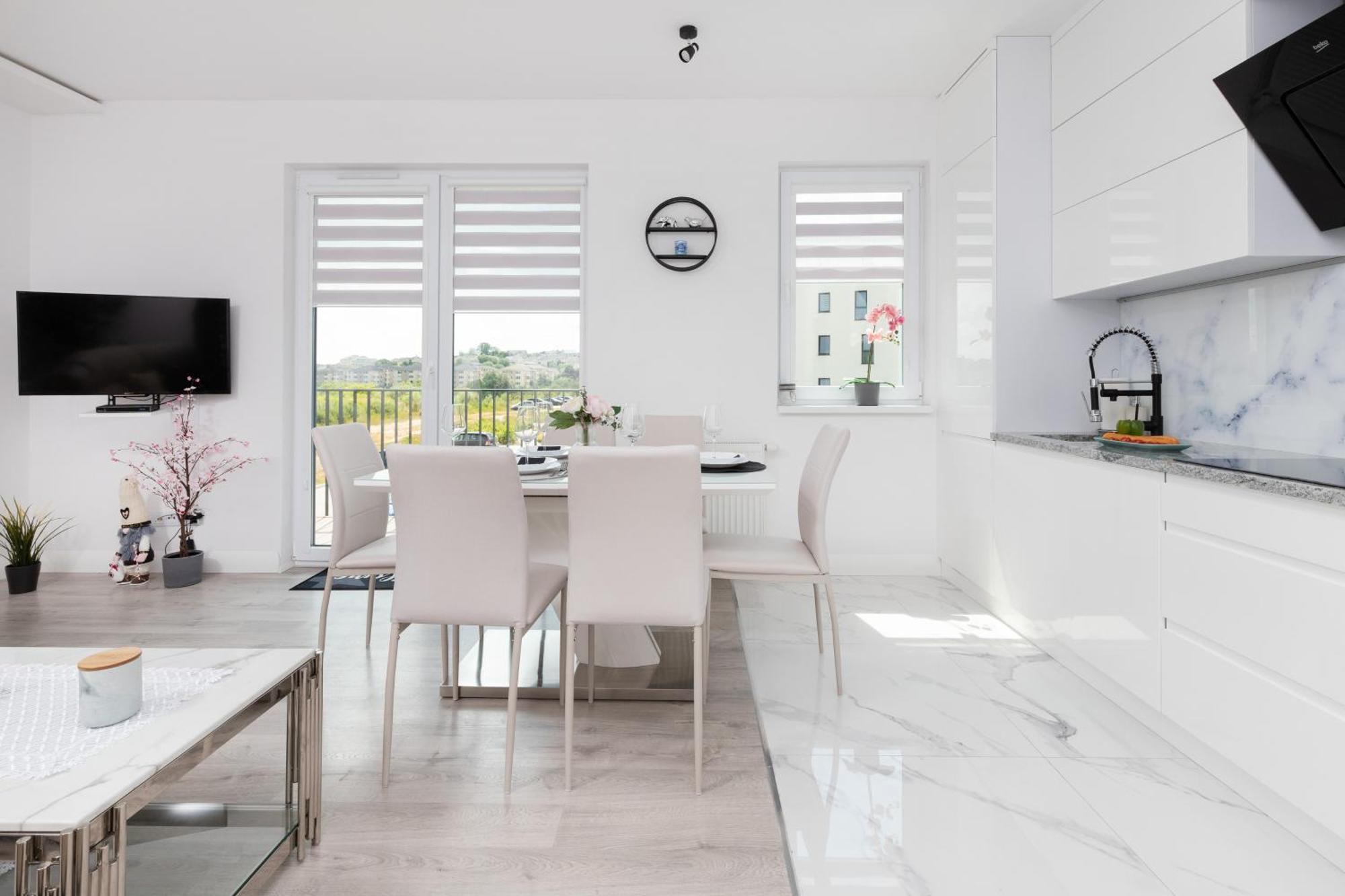 Spacious & Bright Family In By Renters Apartment *