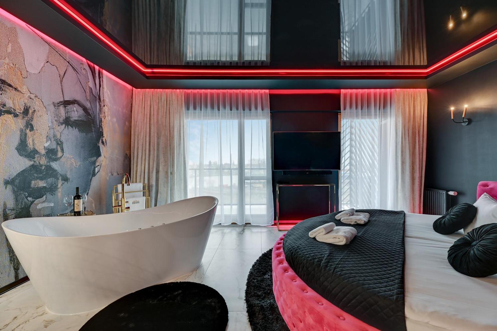 Hollywood Jacuzzi By Downtown