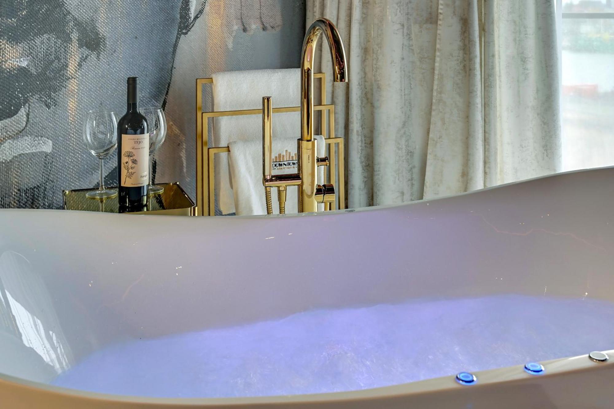Hollywood Jacuzzi By Downtown Apartament *