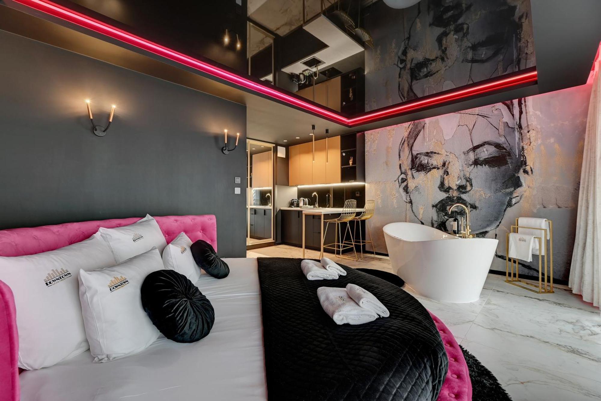 Hollywood Jacuzzi By Downtown