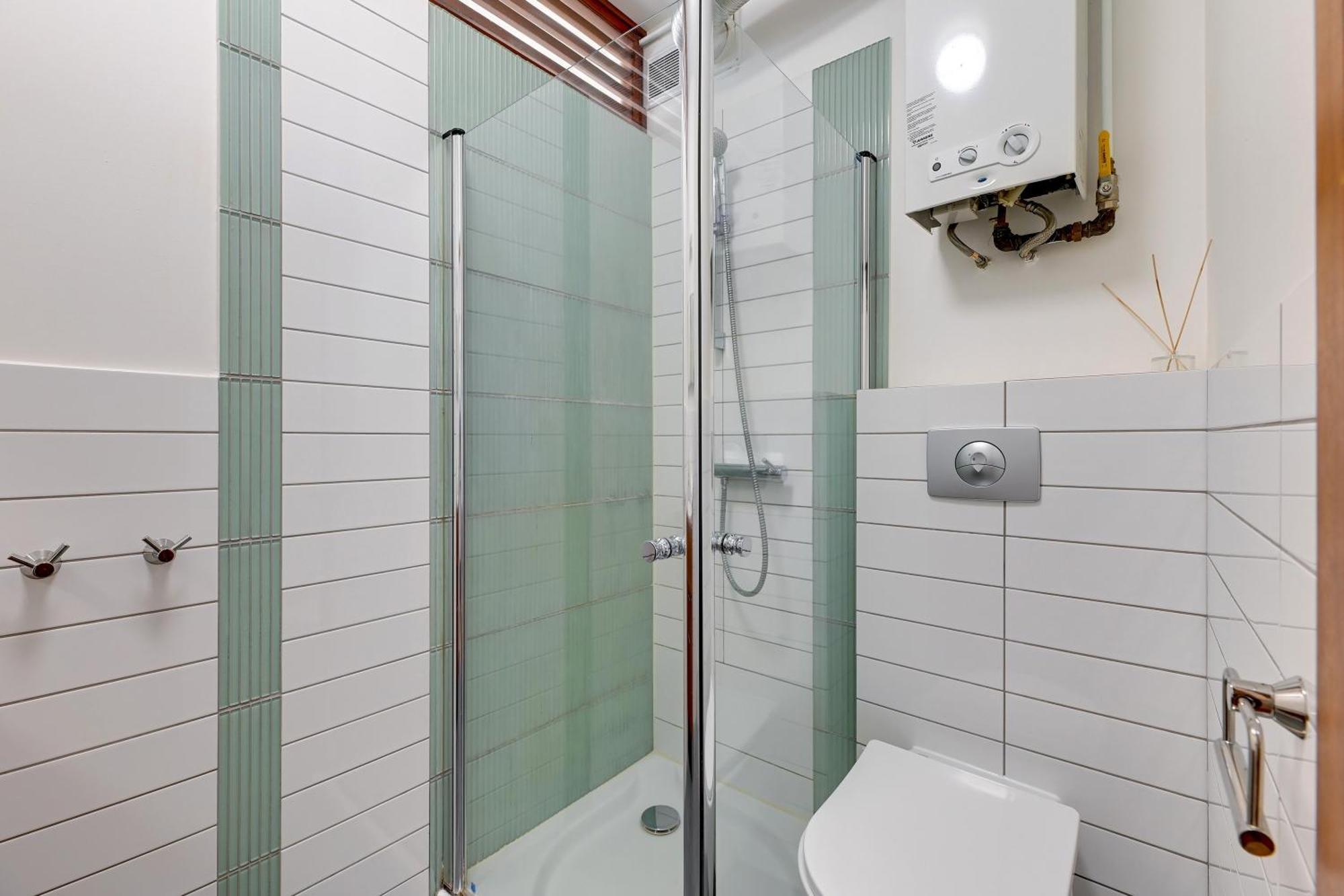 Căn hộ Dom & House - Old Town Targ Rybny - Self Check-in, Parking, River View Gdansk