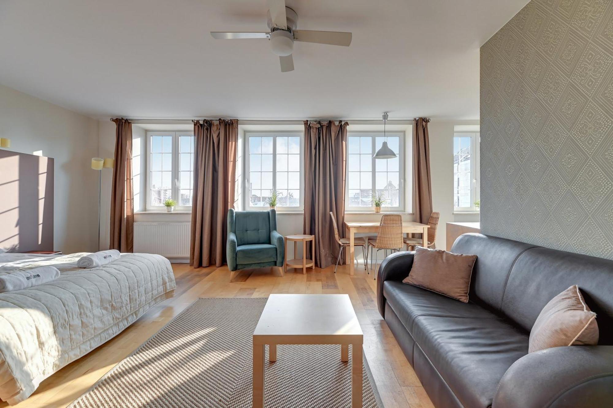 Apartment Dom & House - Old Town Targ Rybny - Self Check-in, Parking, River View *