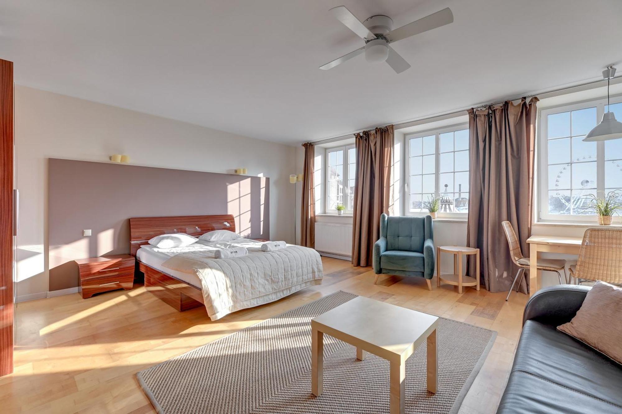 Dom & House - Old Town Targ Rybny - Self Check-in, Parking, River View Apartment Gdansk