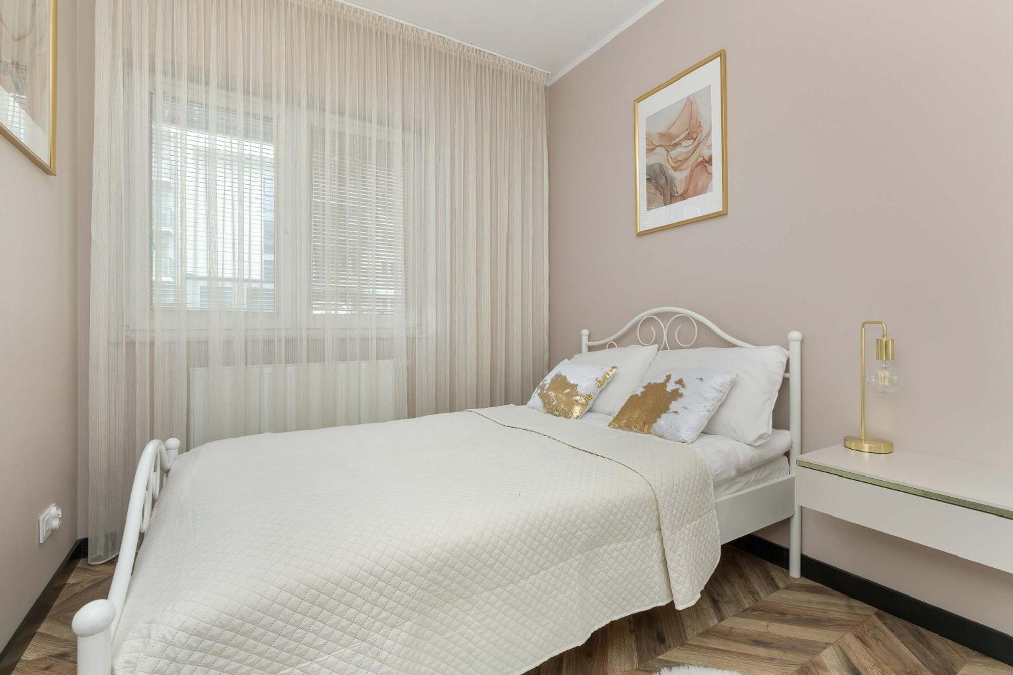 Jasny I Elegancki Pastelowa Z Parkingiem By Renters Apartment