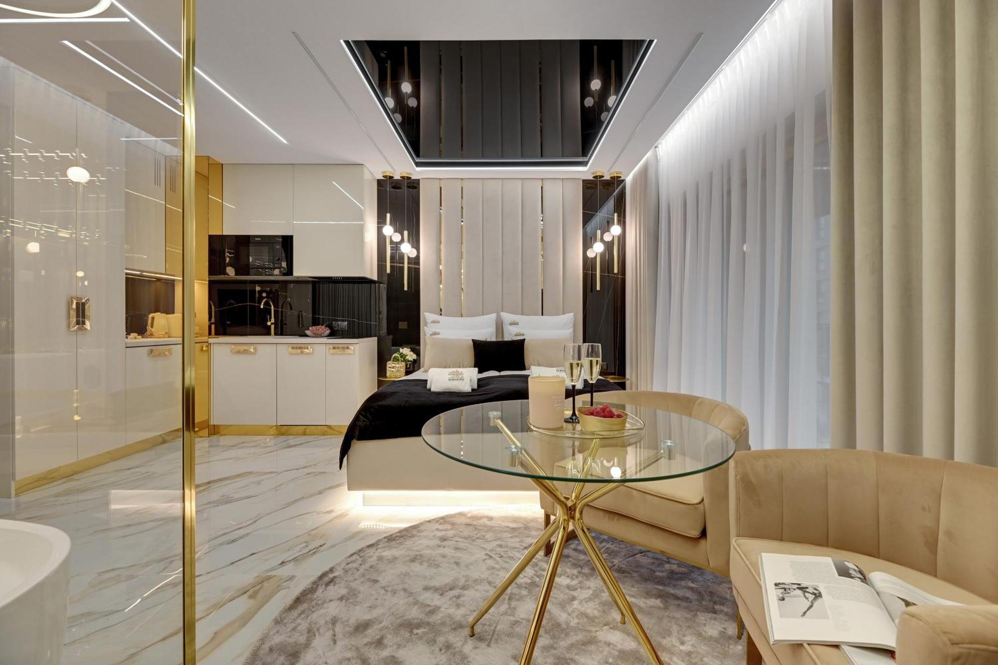 Romantic With Bathtub By Downtown