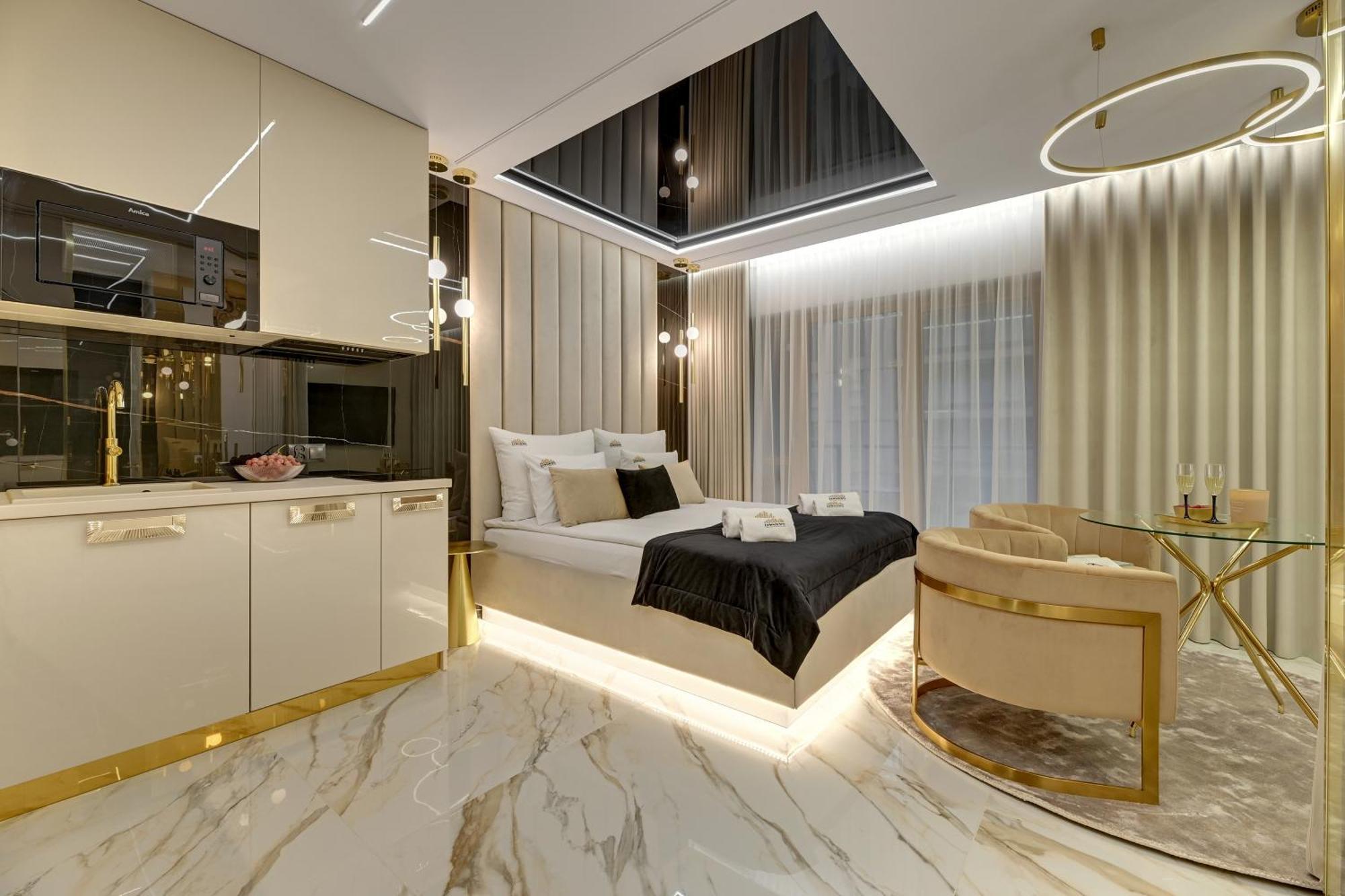 Romantic With Bathtub By Downtown