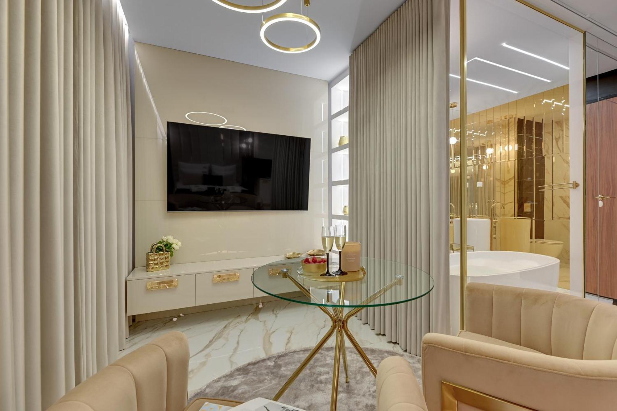 Romantic With Bathtub By Downtown *