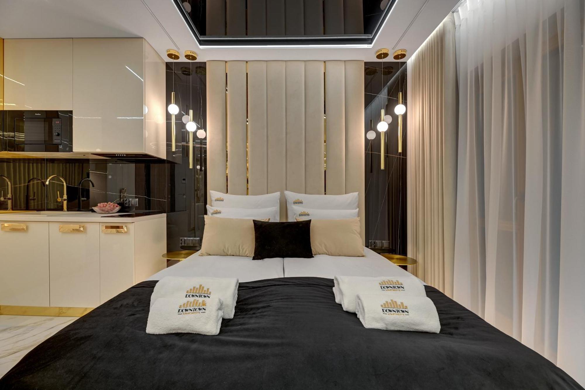 Romantic With Bathtub By Downtown