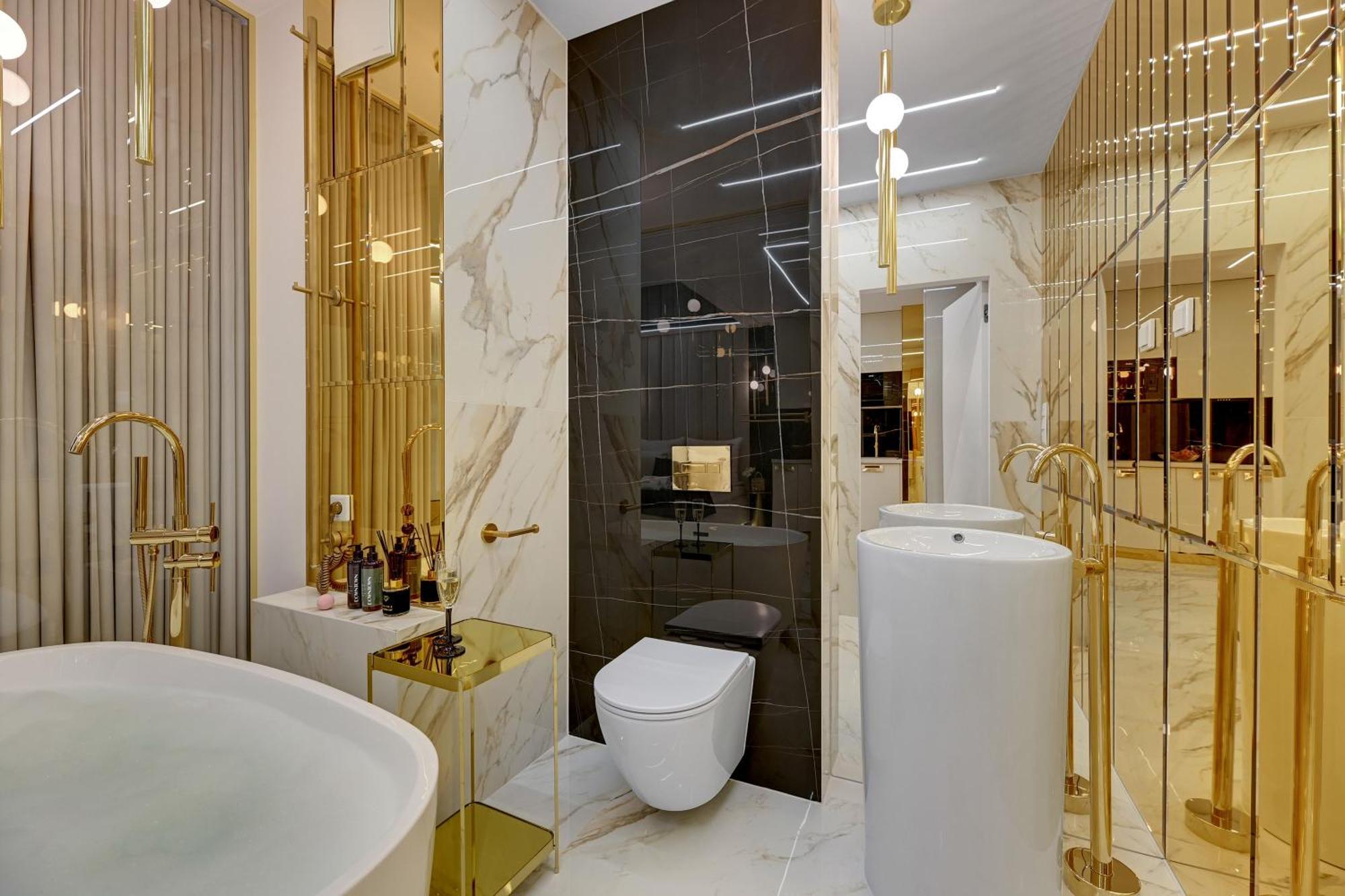 Romantic With Bathtub By Downtown Leilighet