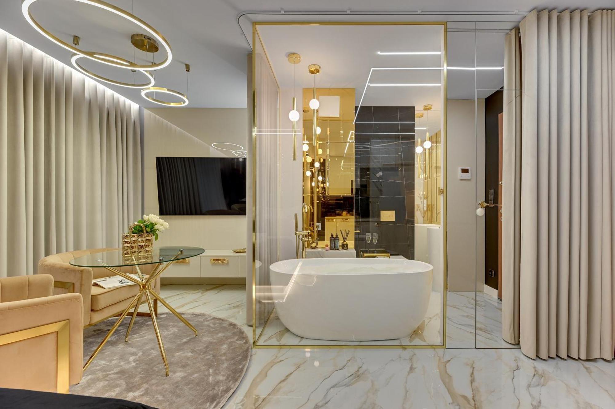 Romantic With Bathtub By Downtown