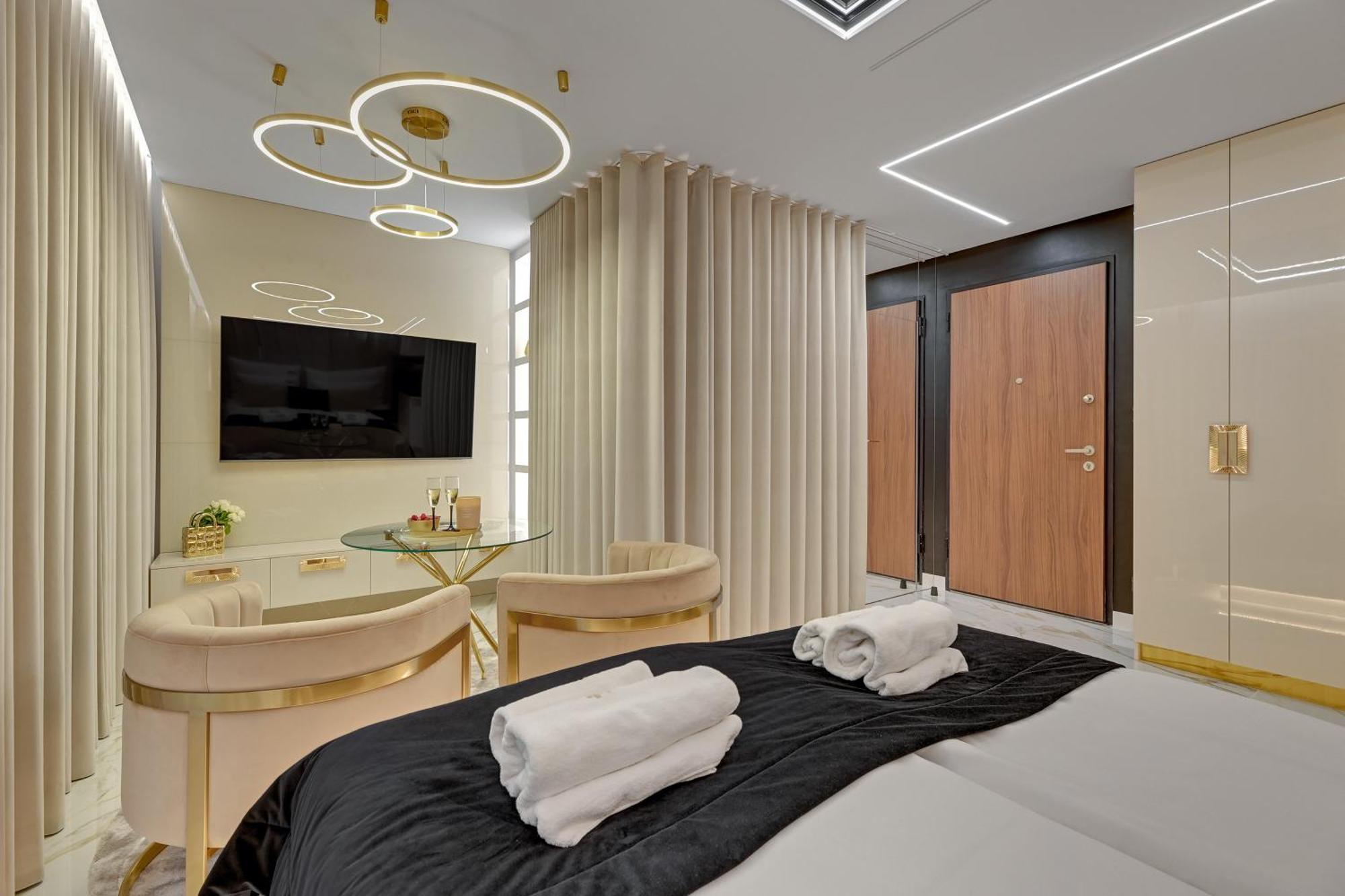 Romantic With Bathtub By Downtown Gdańsk