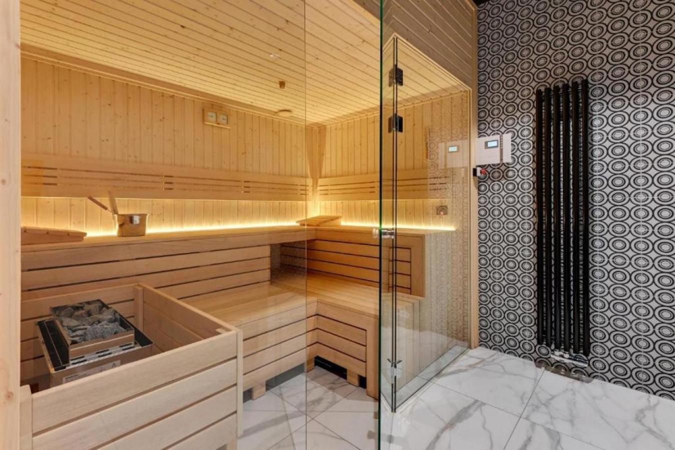 Romantic With Bathtub By Downtown Huoneisto