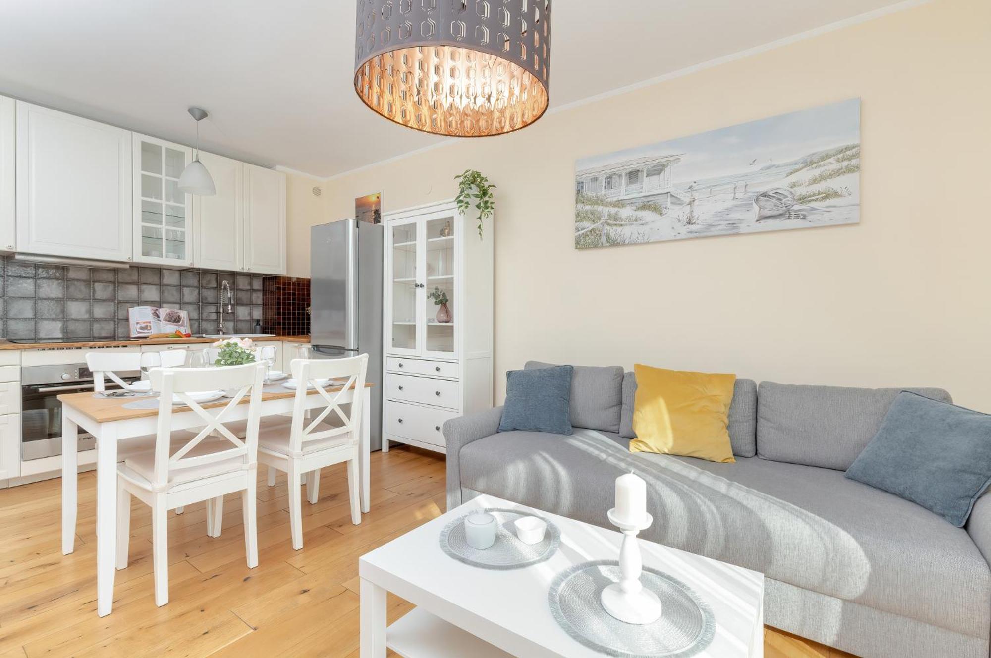 Sunny With Parking & Garden By Renters Lägenhet *