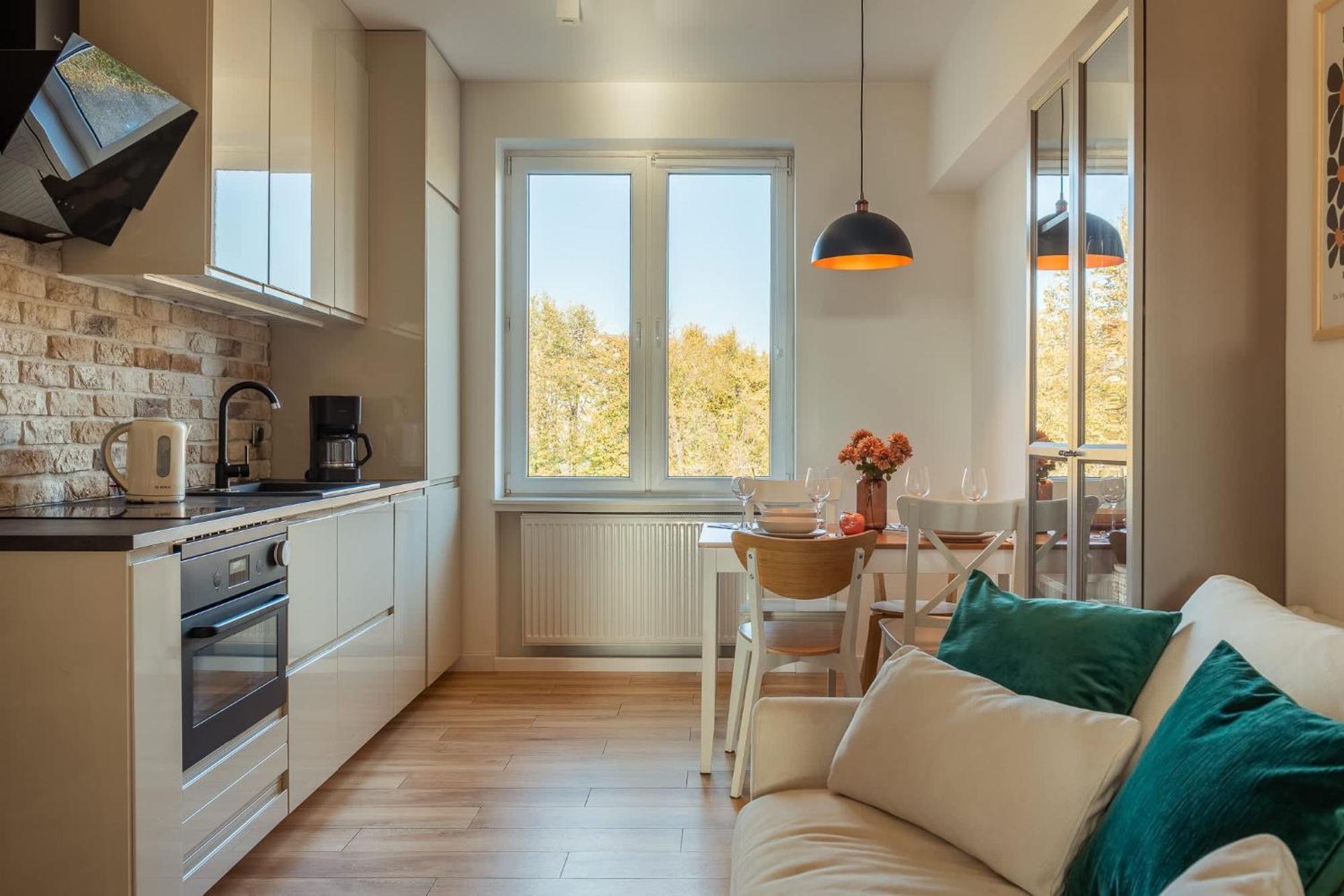 Cozy With Balcony Near Old Town By Rent Like