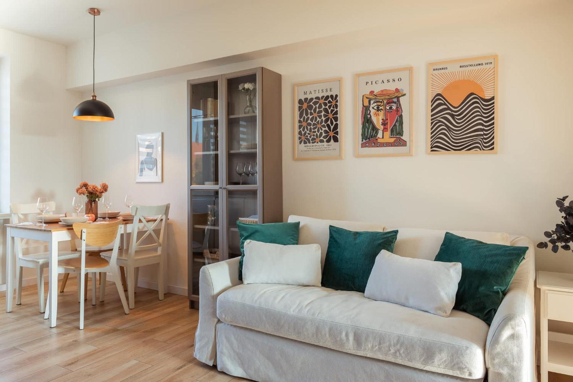 Cozy With Balcony Near Old Town By Rent Like