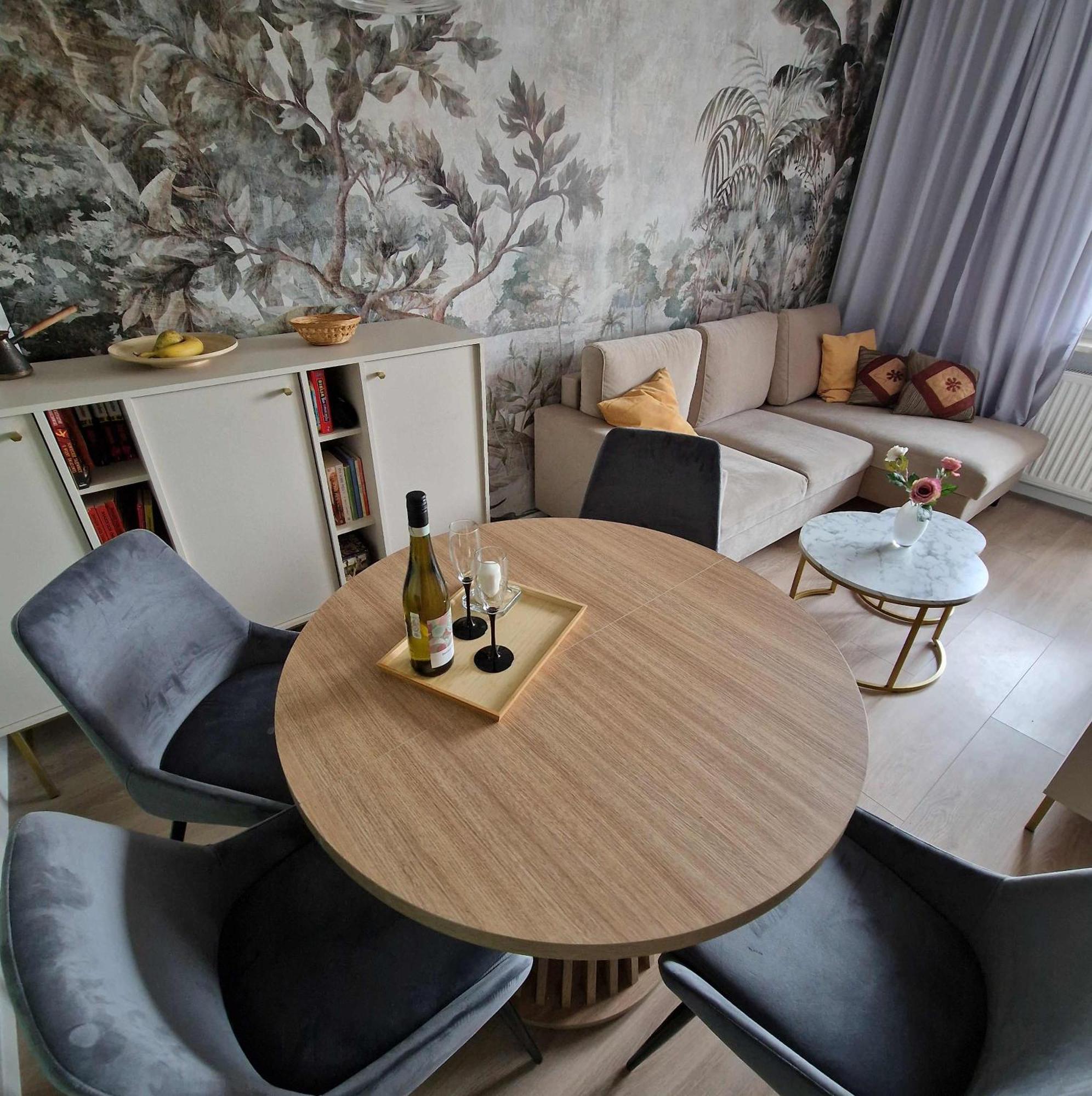 Apartment Broniewskiego 6 *