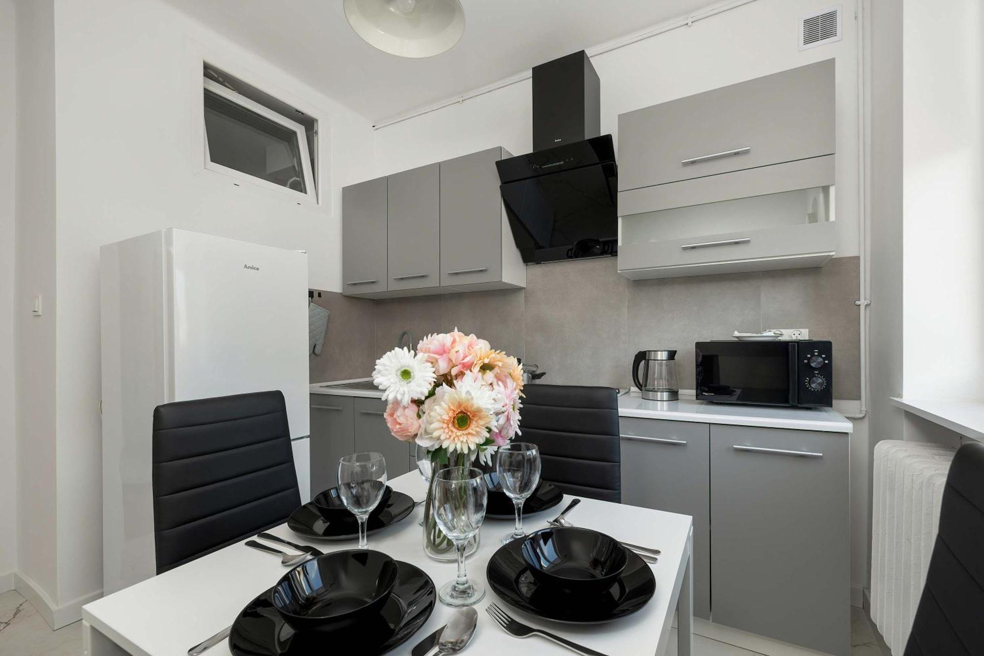 Raclawicka Modern For 4 Guests By Renters