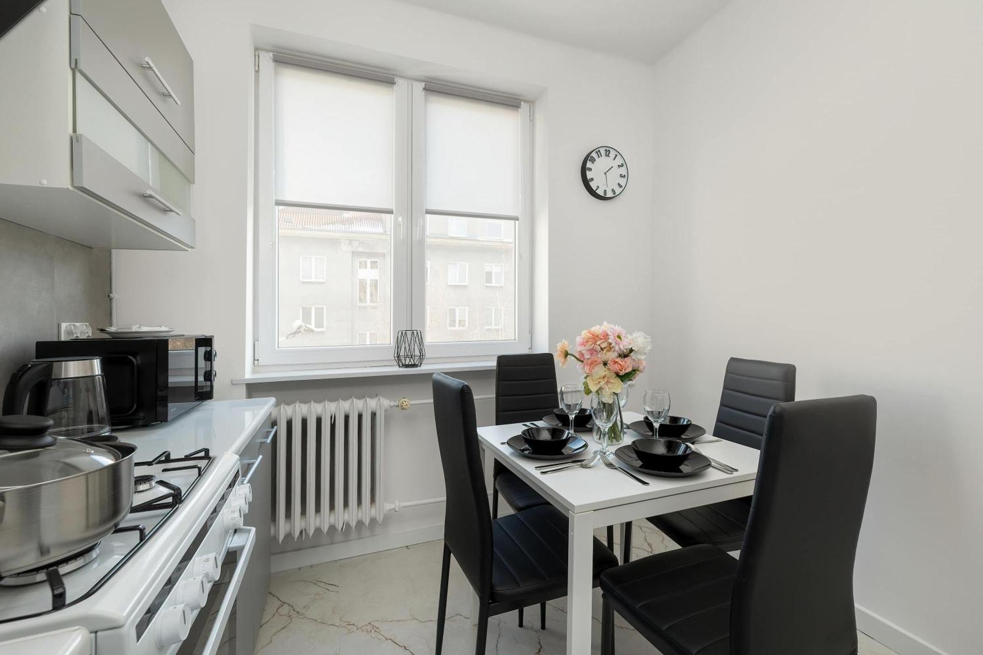 Raclawicka Modern For 4 Guests By Renters Apartment