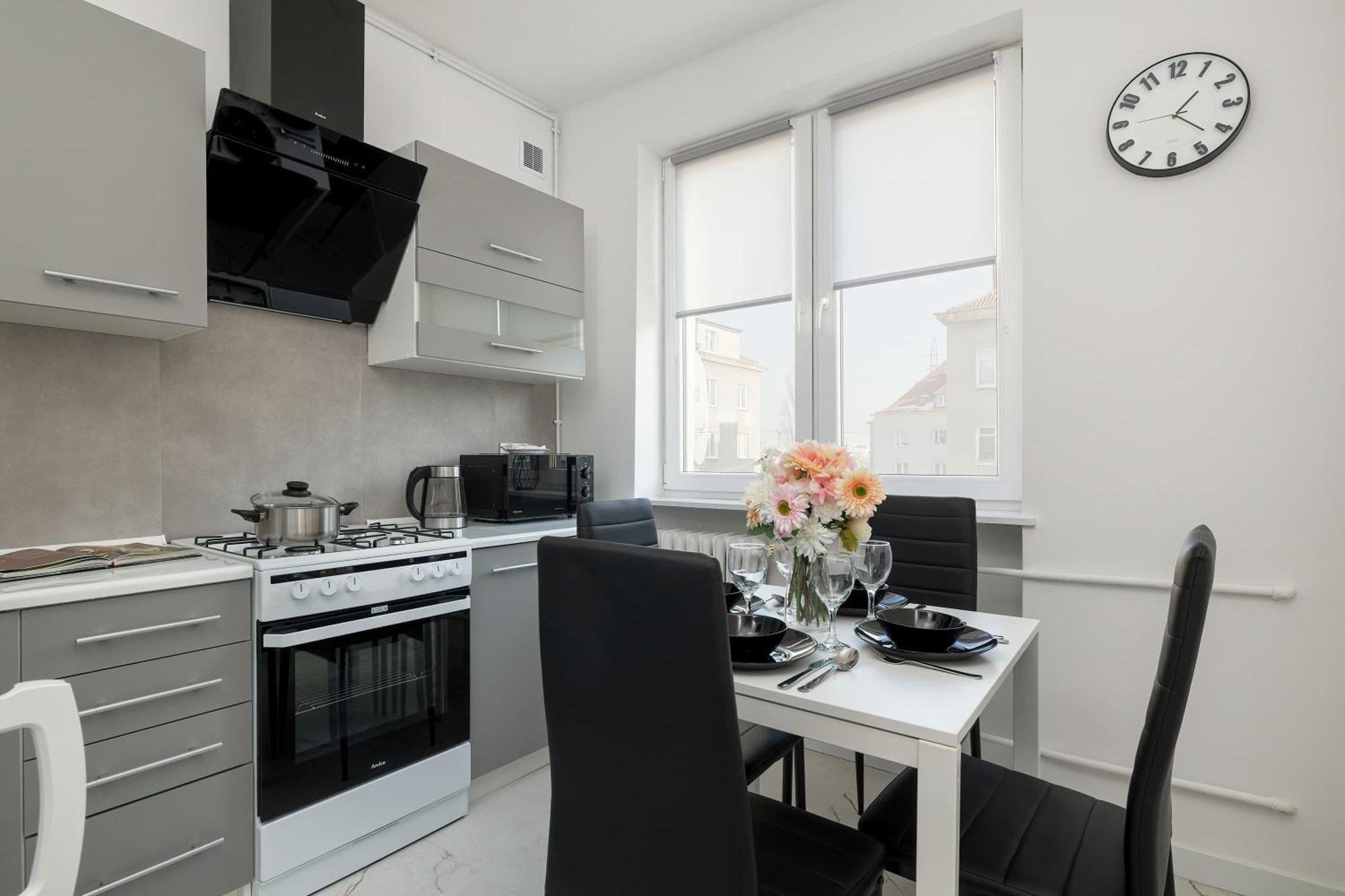 Raclawicka Modern For 4 Guests By Renters