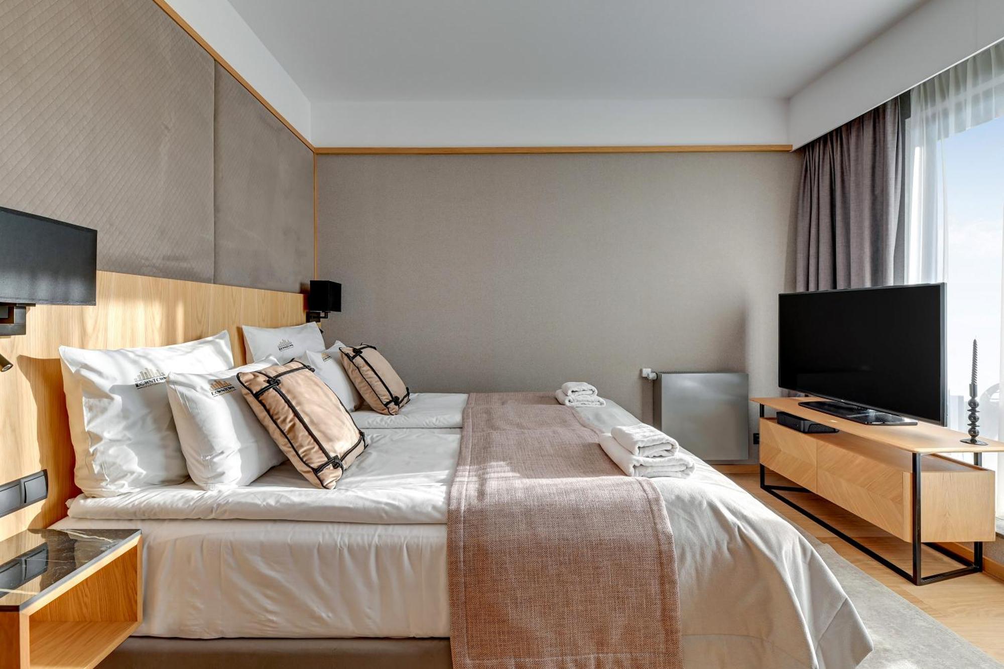 Deo Plaza Premium Suites, Riverside & Radisson By Downtown *