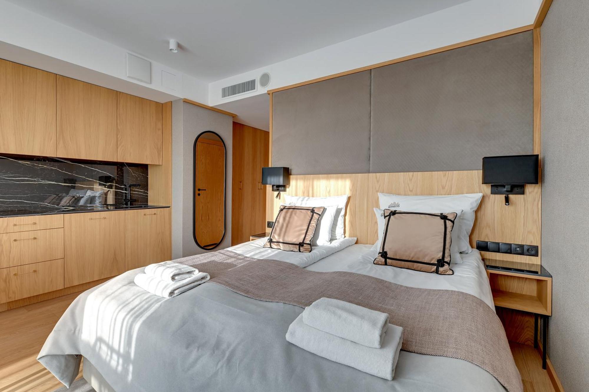 Deo Plaza Premium Suites, Riverside & Radisson By Downtown *