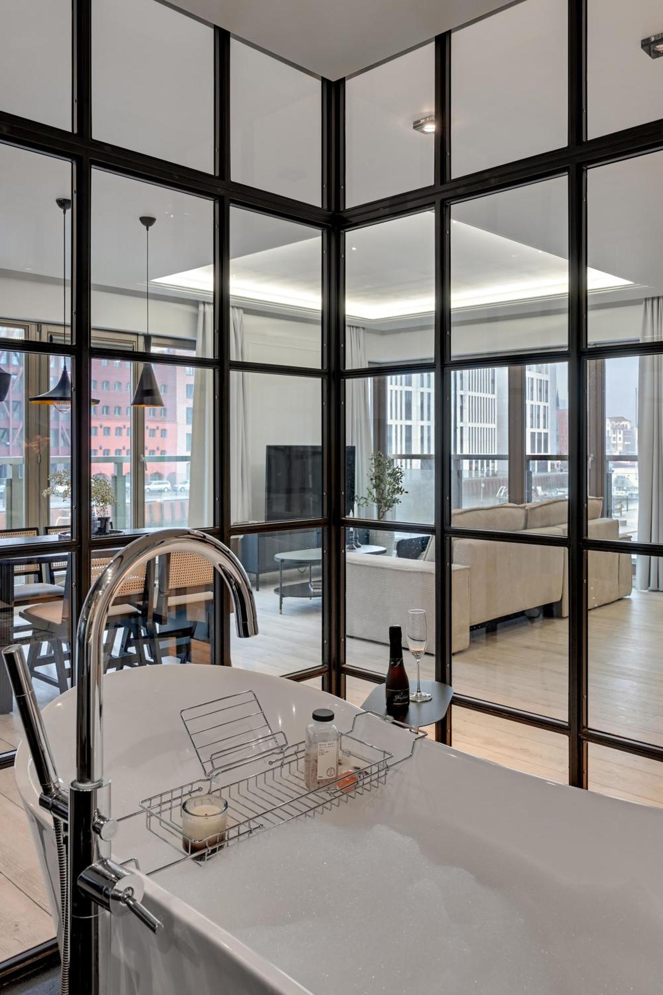 Waterlane River View Premium Spa, Pool & Gym By Downtown Apartment