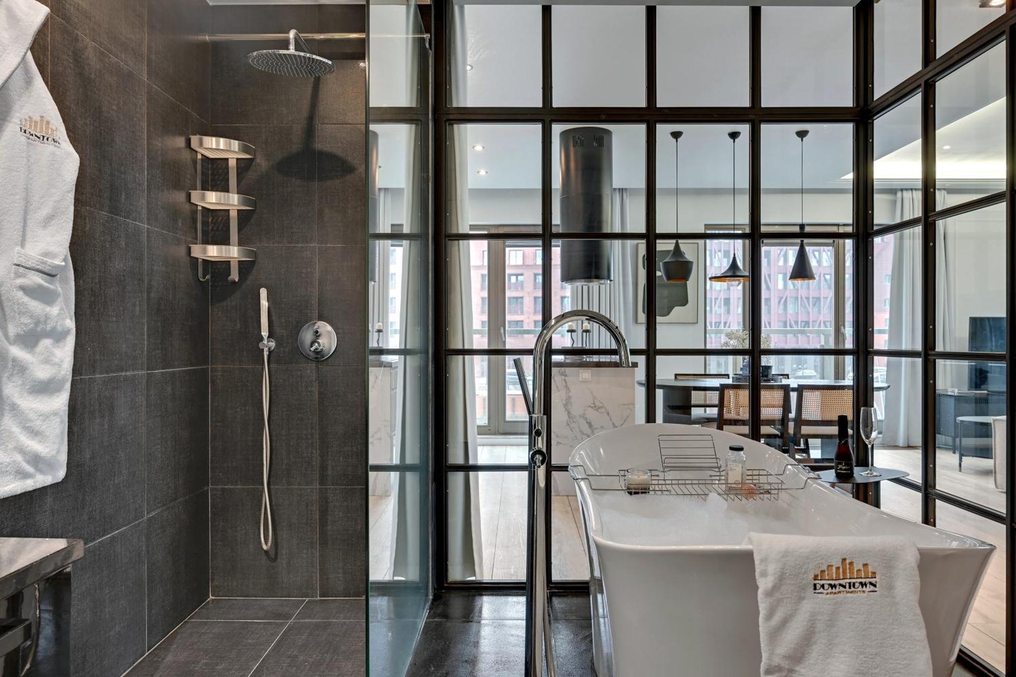 Waterlane River View Premium Spa, Pool & Gym By Downtown Apartment