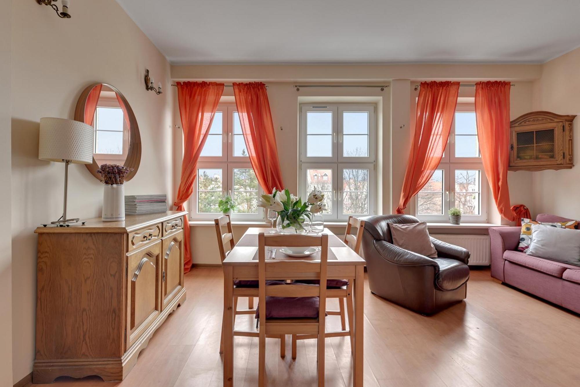 Orange Old Town Apartment