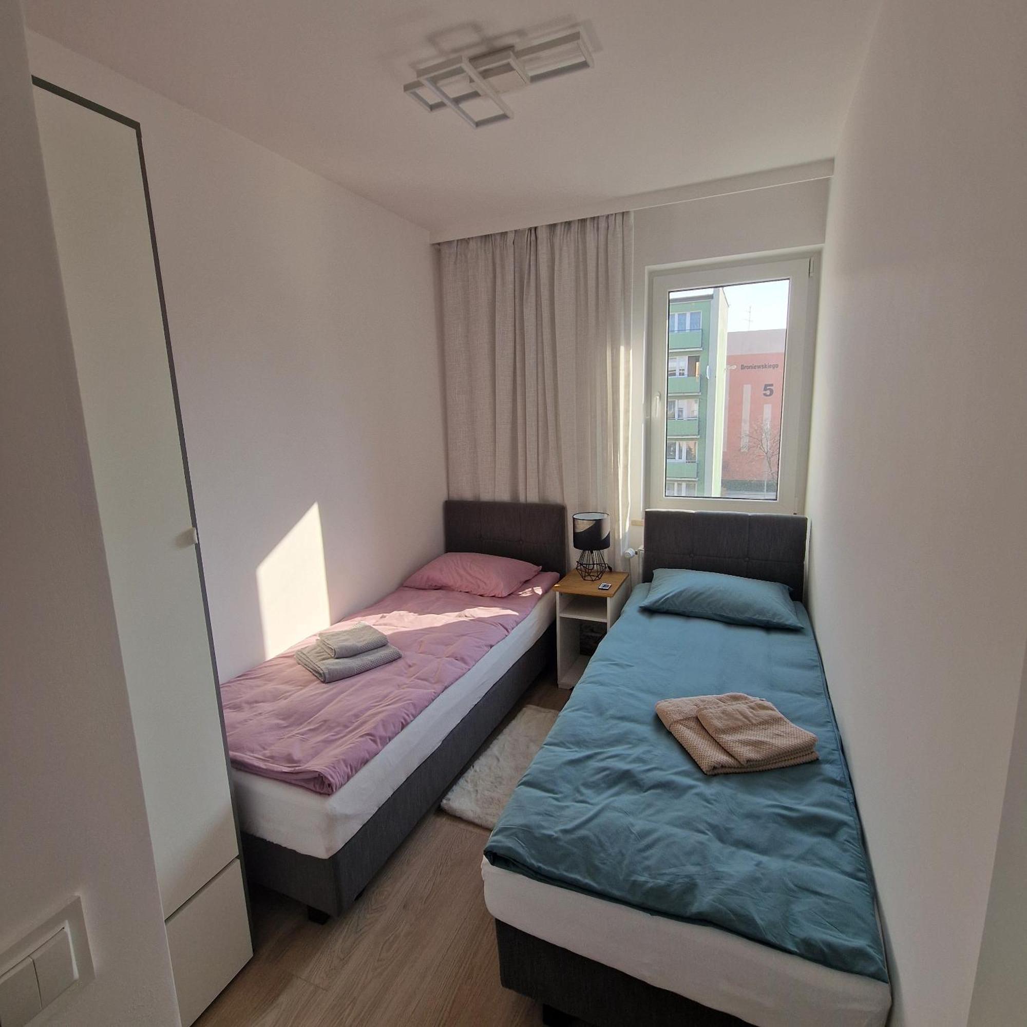 Broniewskiego 6 *