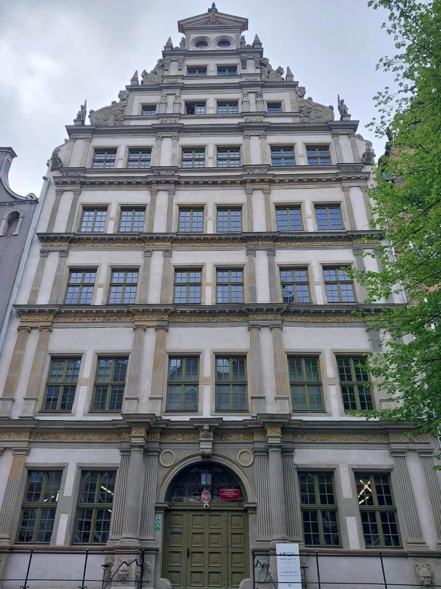 Moon Aparthotel