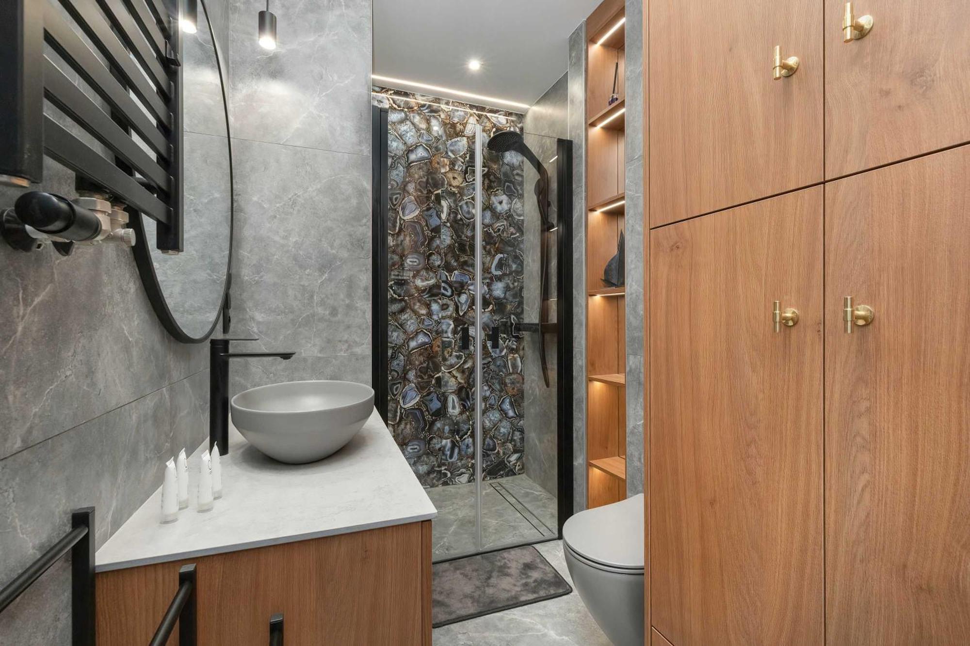 Prestigious With Parking In By Renters Apartment *