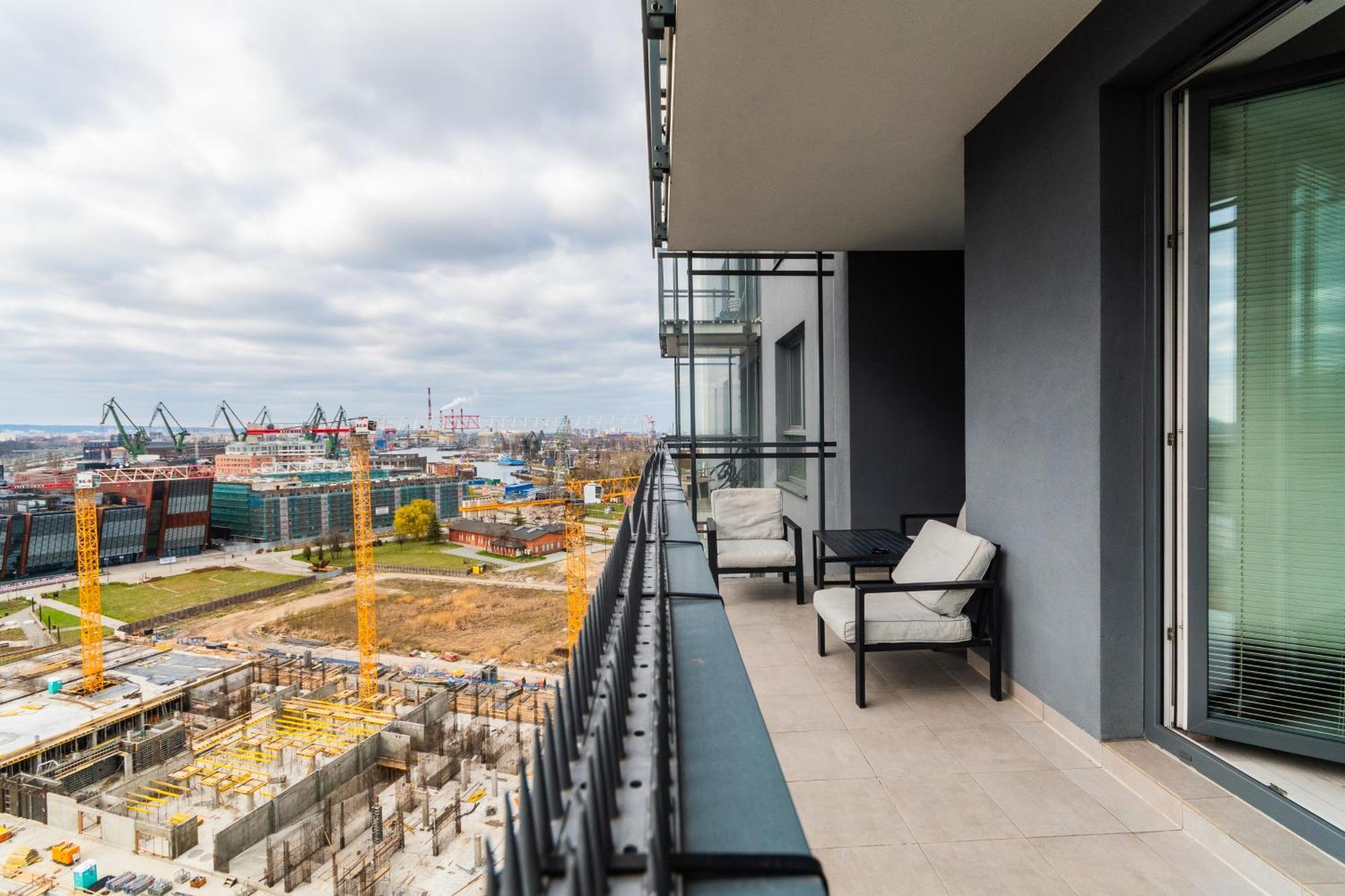 Gdansky, The 14th Floor Apartment *