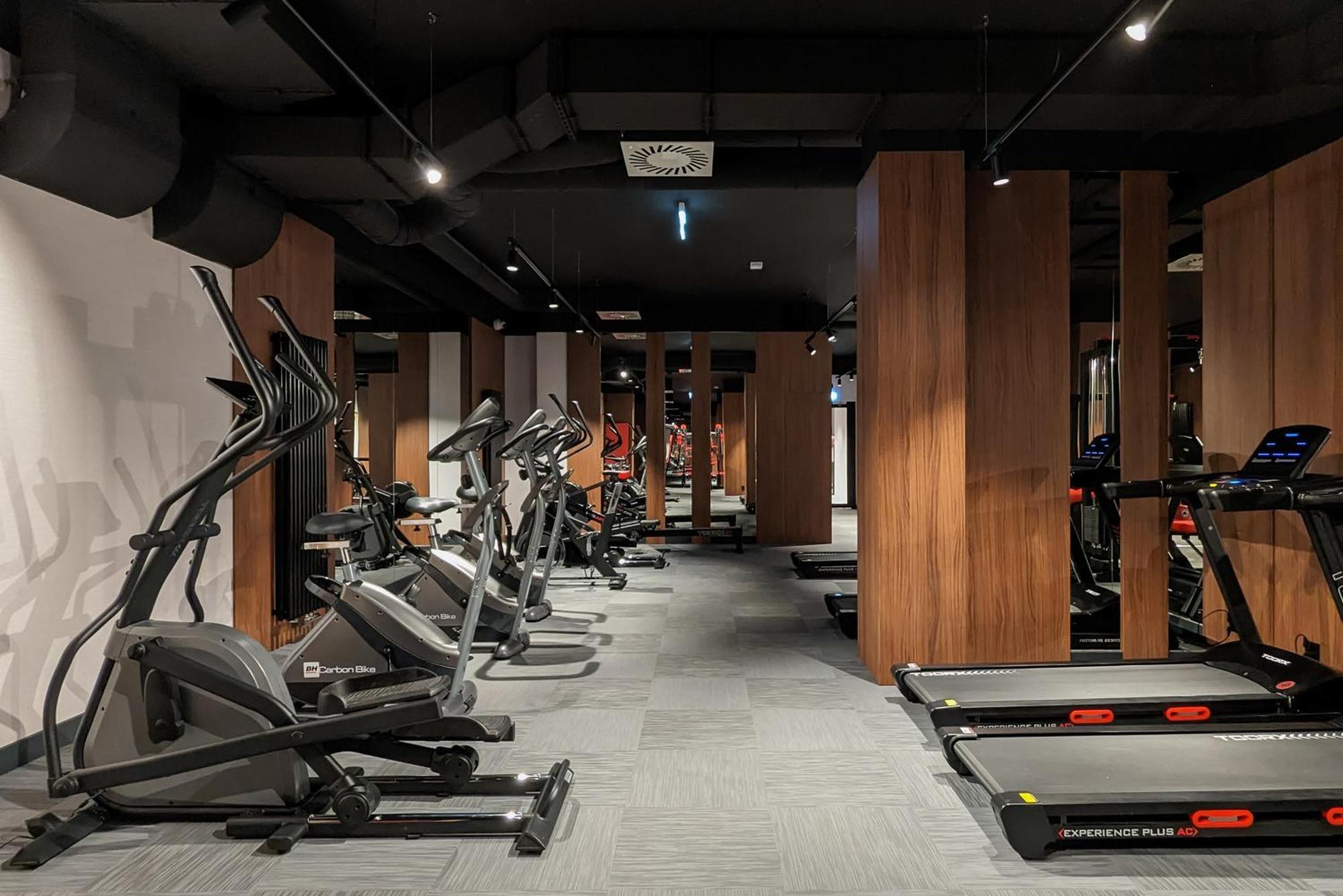 Elegant In With Sauna, Gym And Parking By Renters Apartment