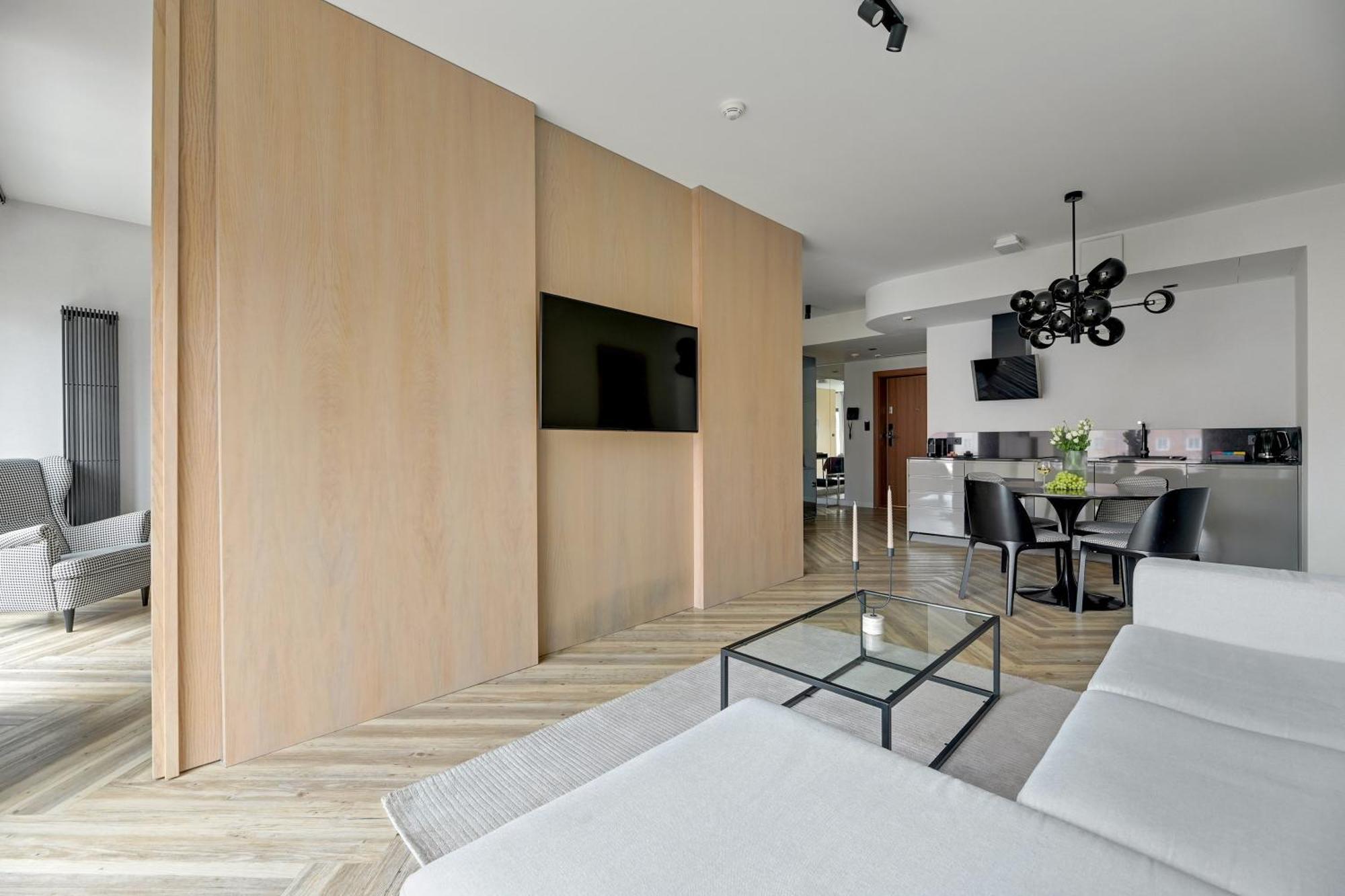 Deo Plaza Premium Suites, Riverside & Radisson By Downtown *