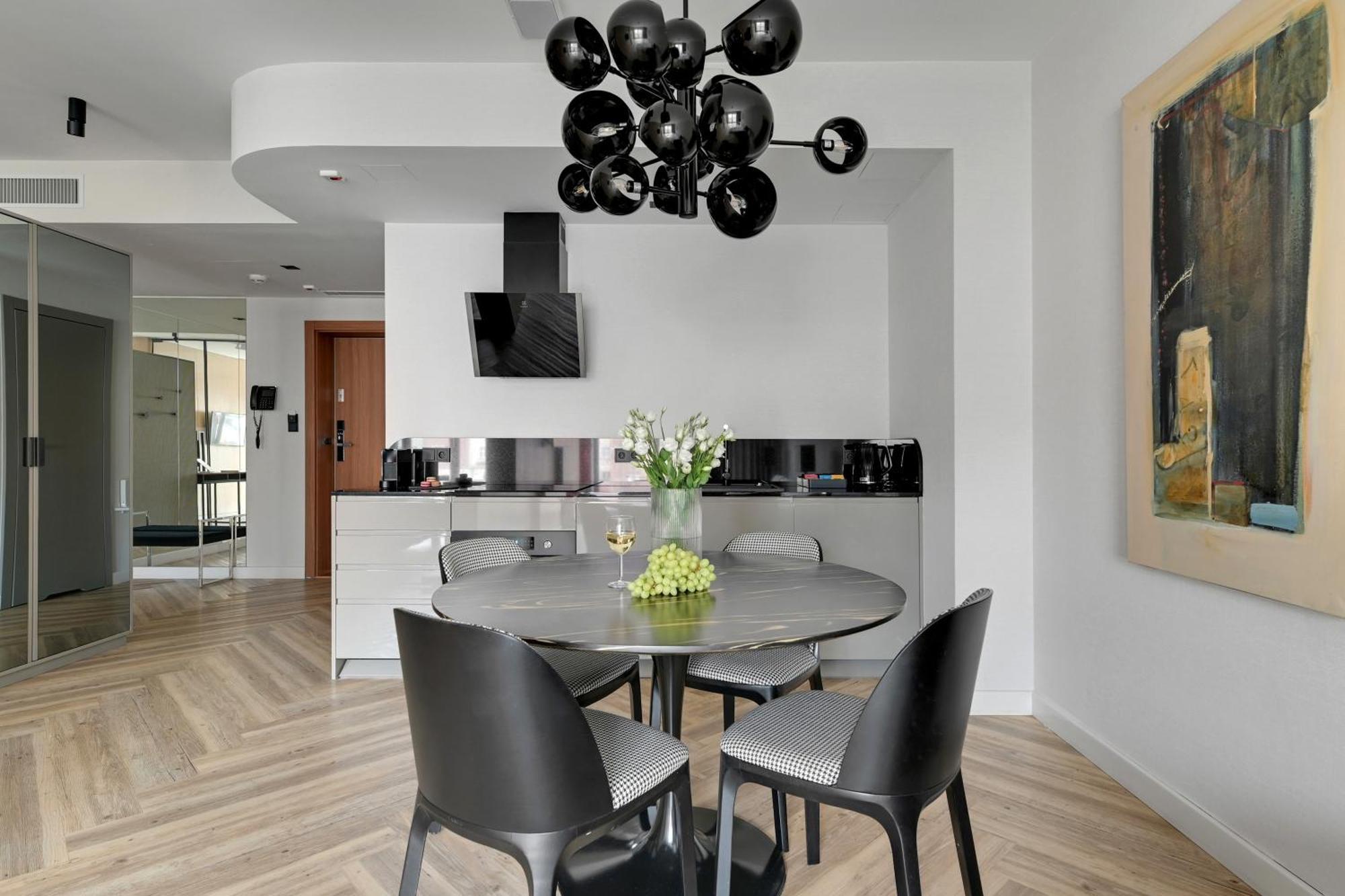 Deo Plaza Premium Suites, Riverside & Radisson By Downtown Leilighet