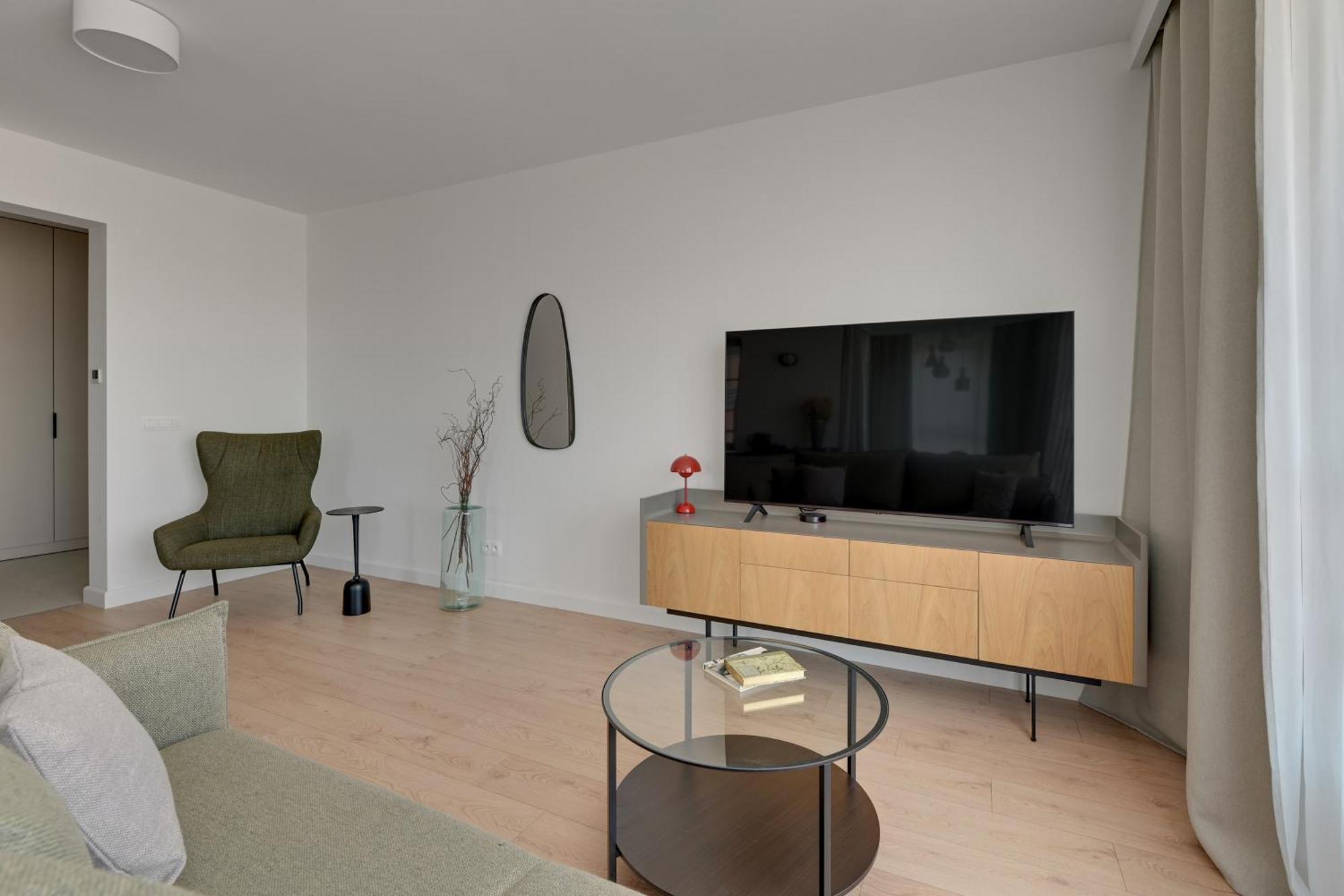 Doki Living - Foodhall & Parking By Downtown