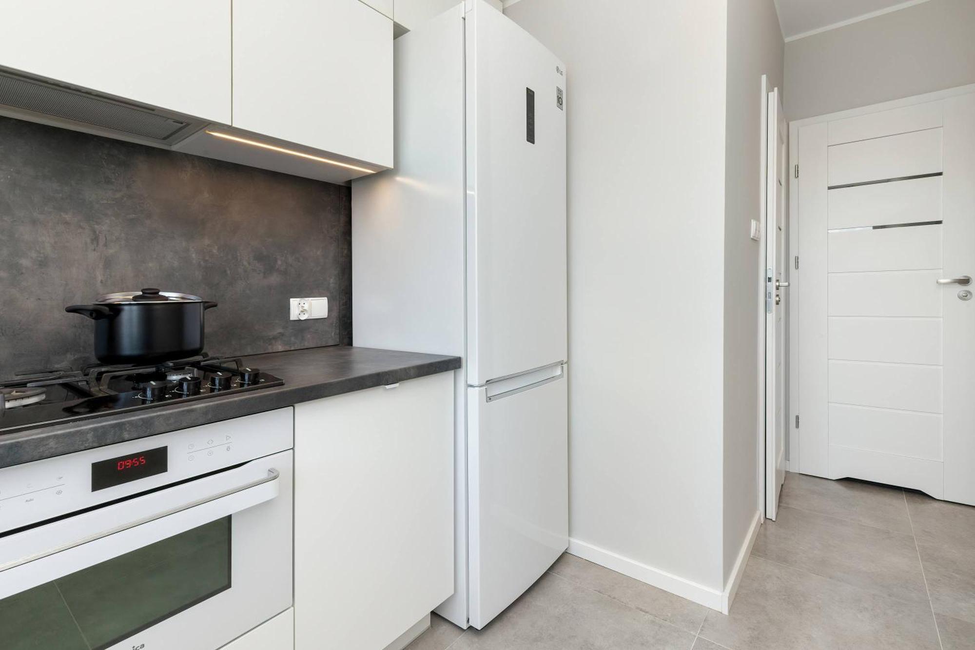 Family With 3 Bedrooms And Balcony By Renters Apartment