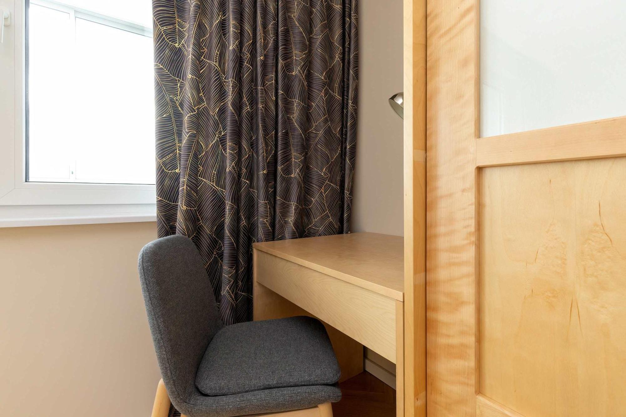 Family With 3 Bedrooms And Balcony By Renters Apartment