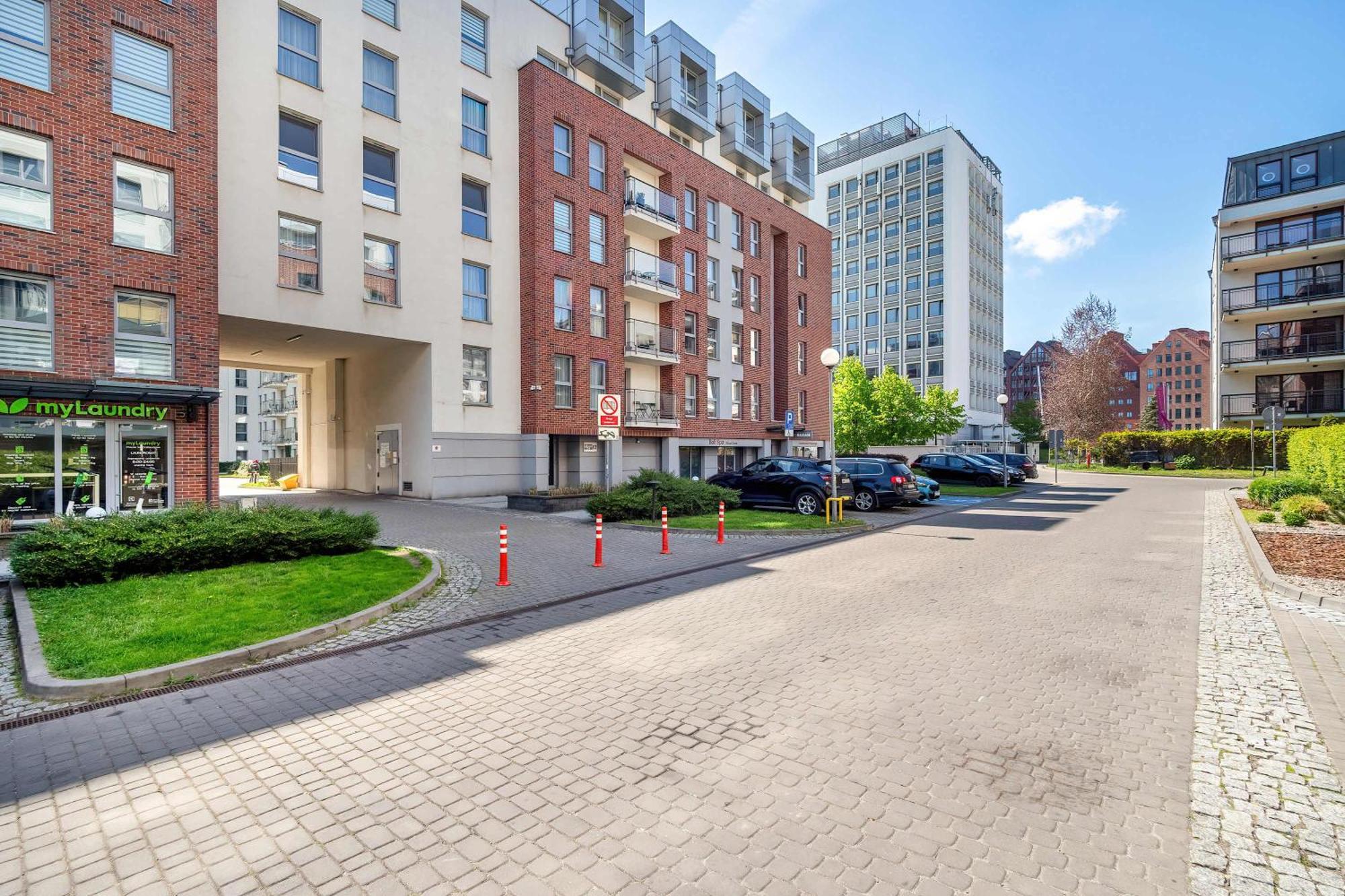 Stylish With Balcony & Parking Old Town By Renters Apartment