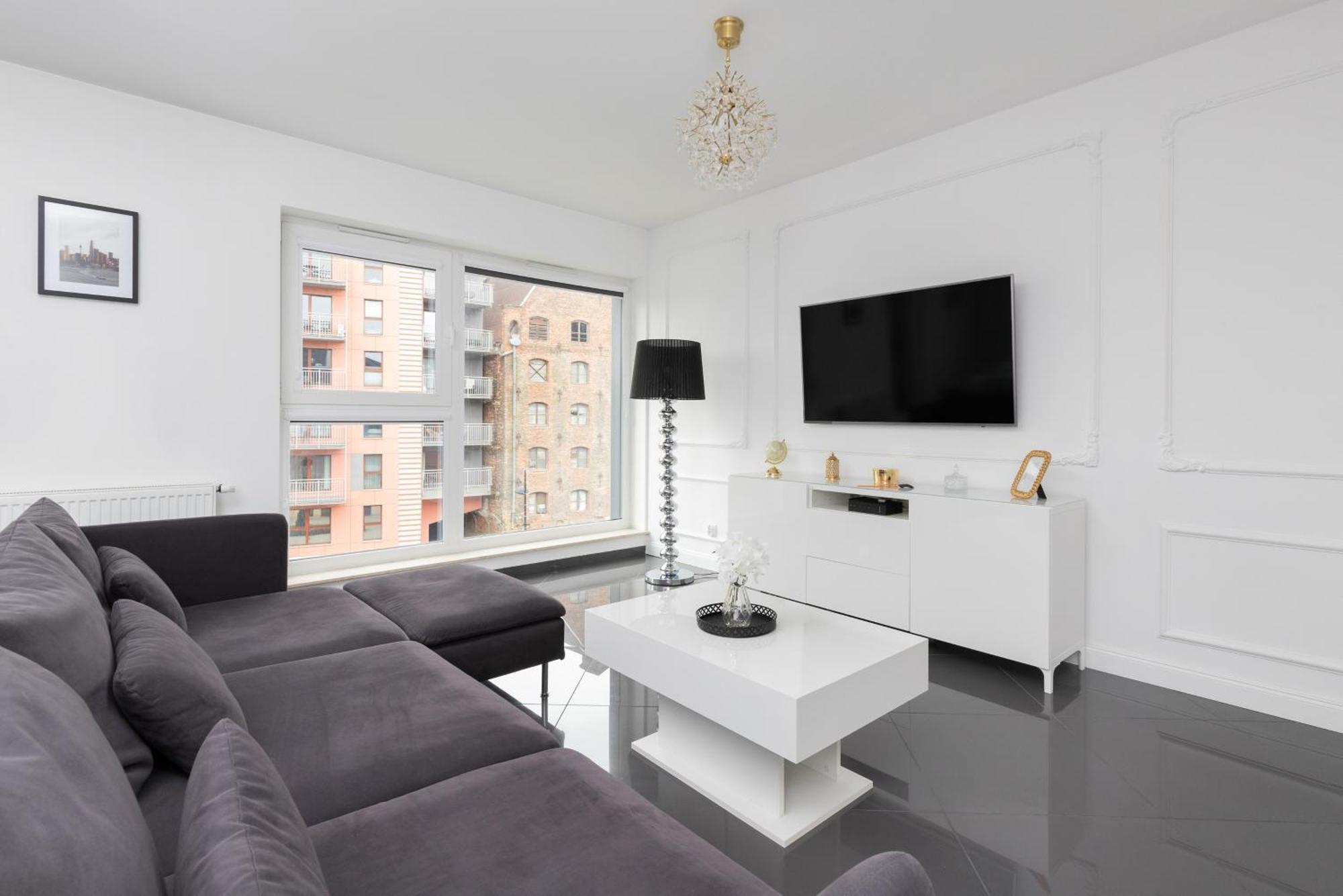 Flatbook Old Town - Stylish 2-bedroom With Parking *