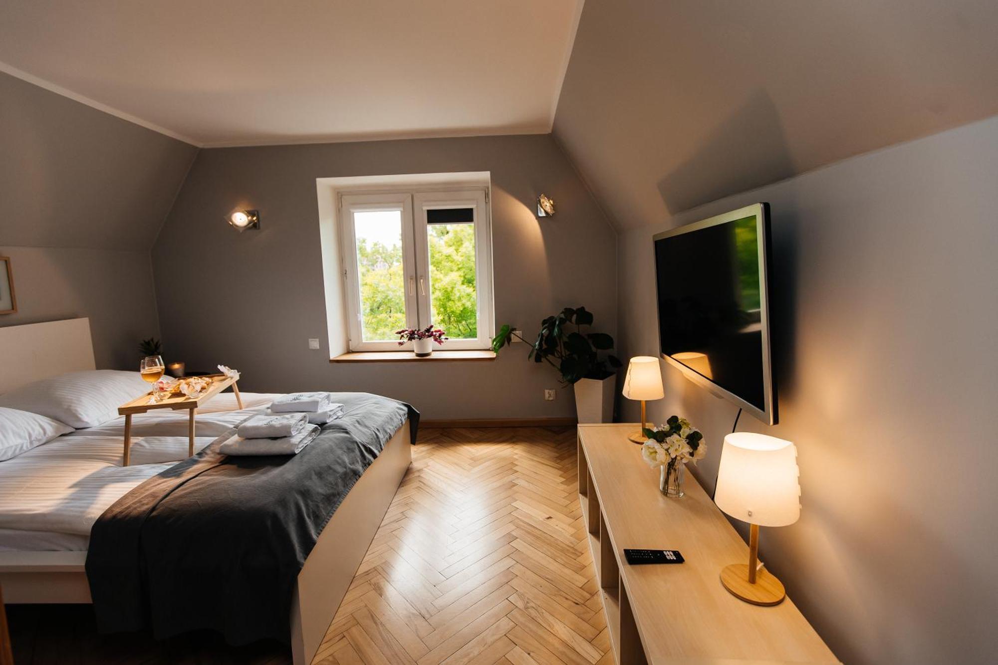 Maya's Flats & 23 Attic - Ogarna Old Town Apartment *