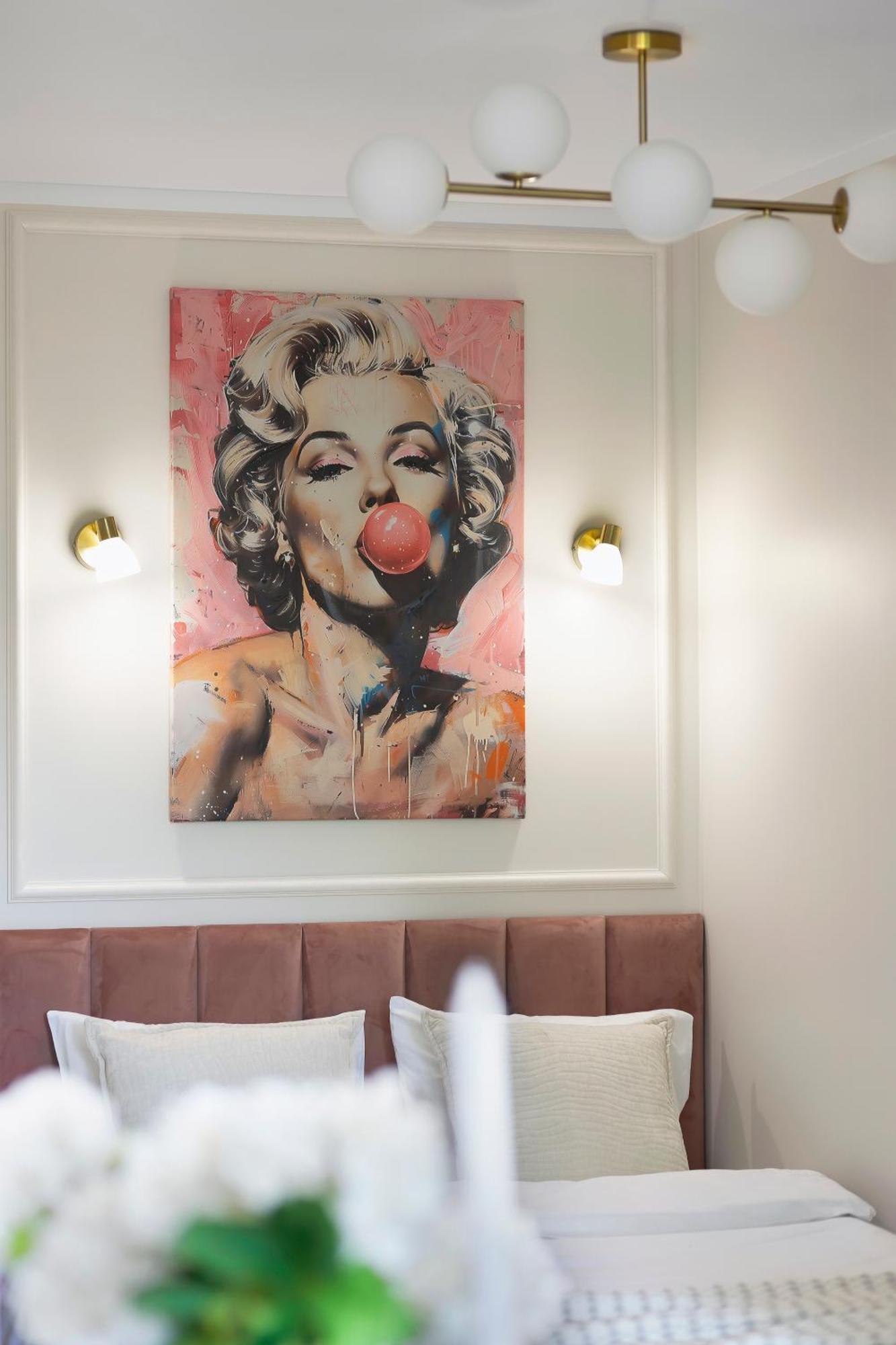 Marilyn - Close To The Apartamento *