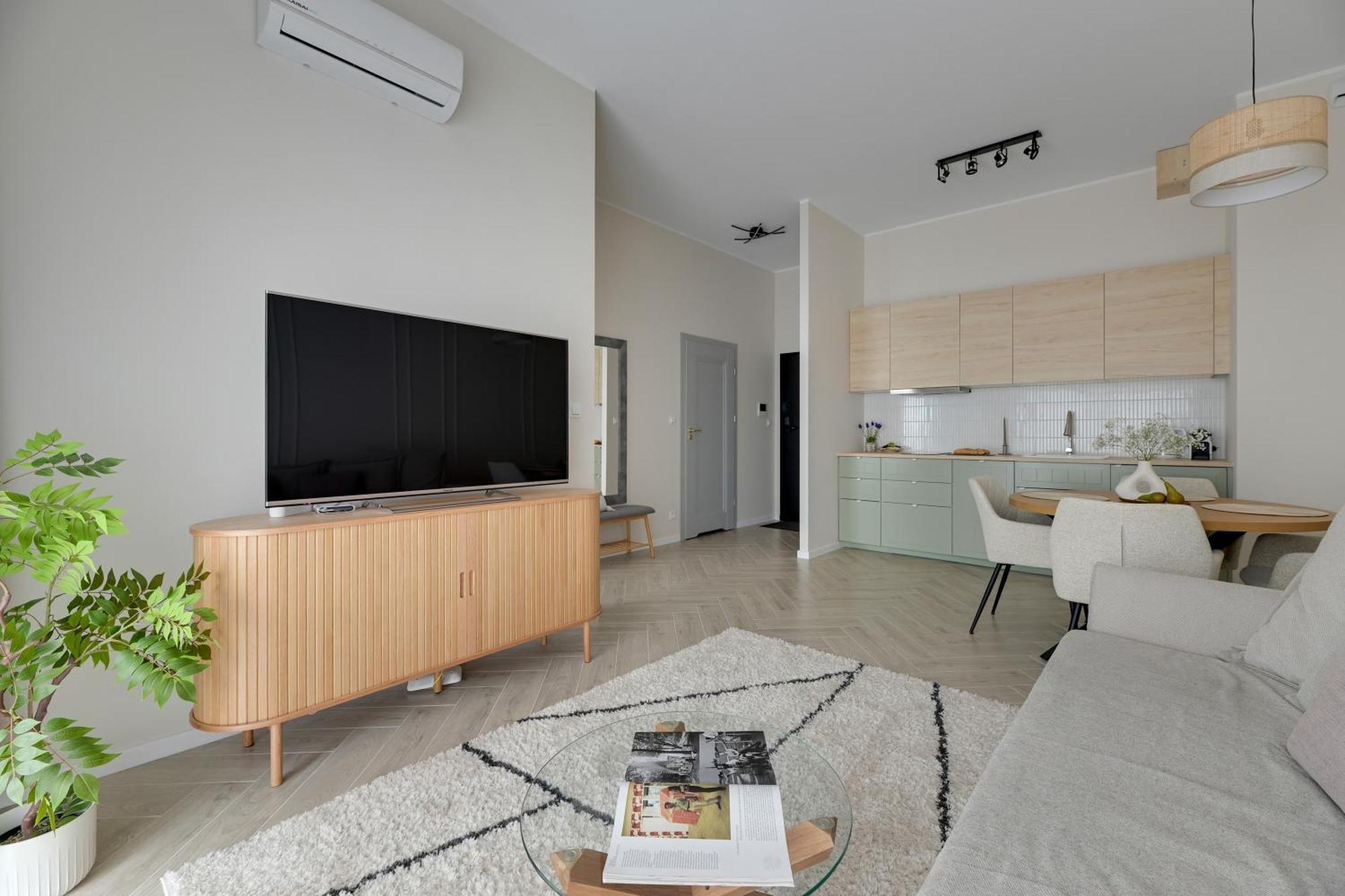 Bulvar & Parking By Downtown *