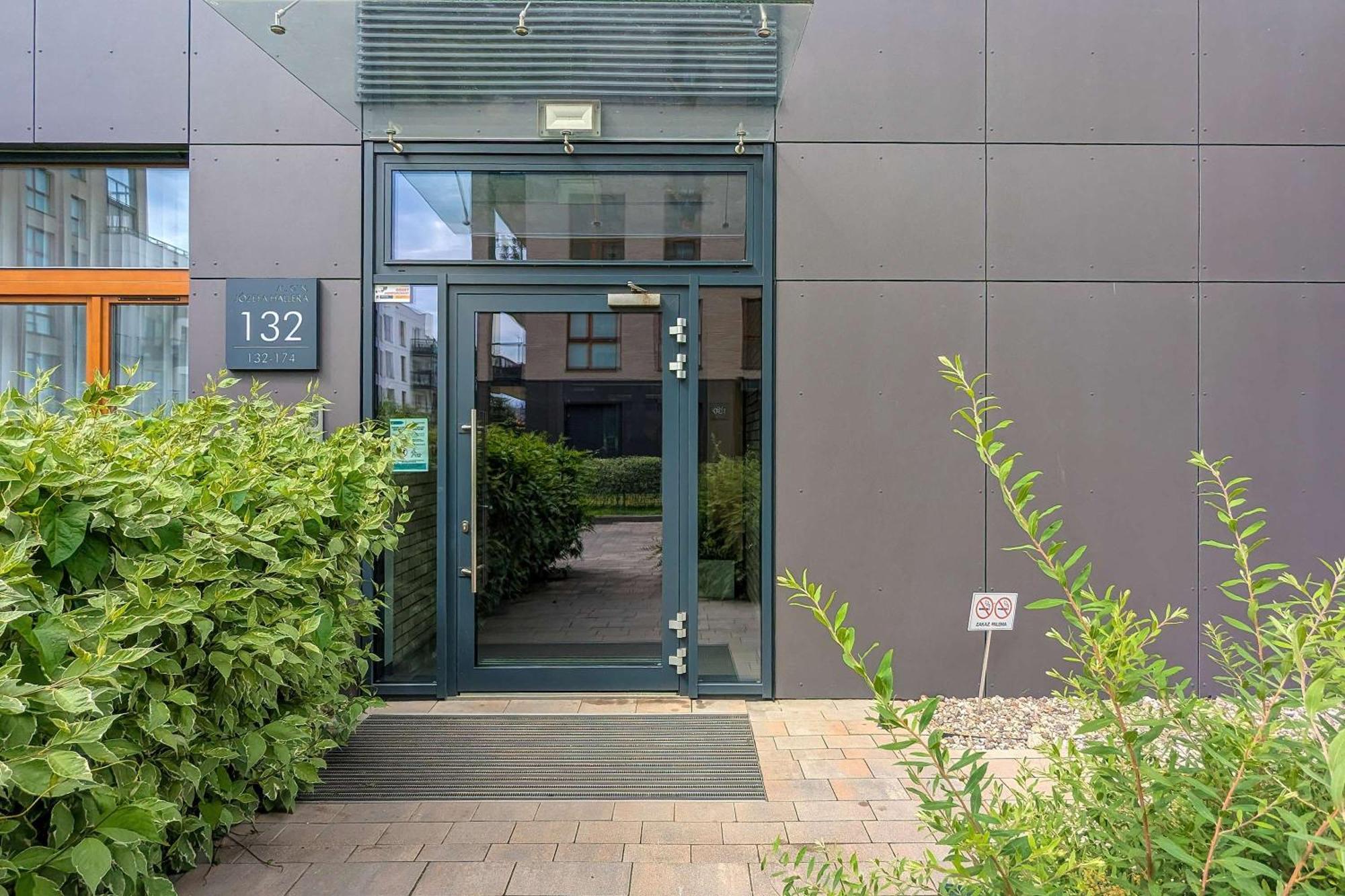 Lägenhet Modern With Parking & Balcony By Renters *